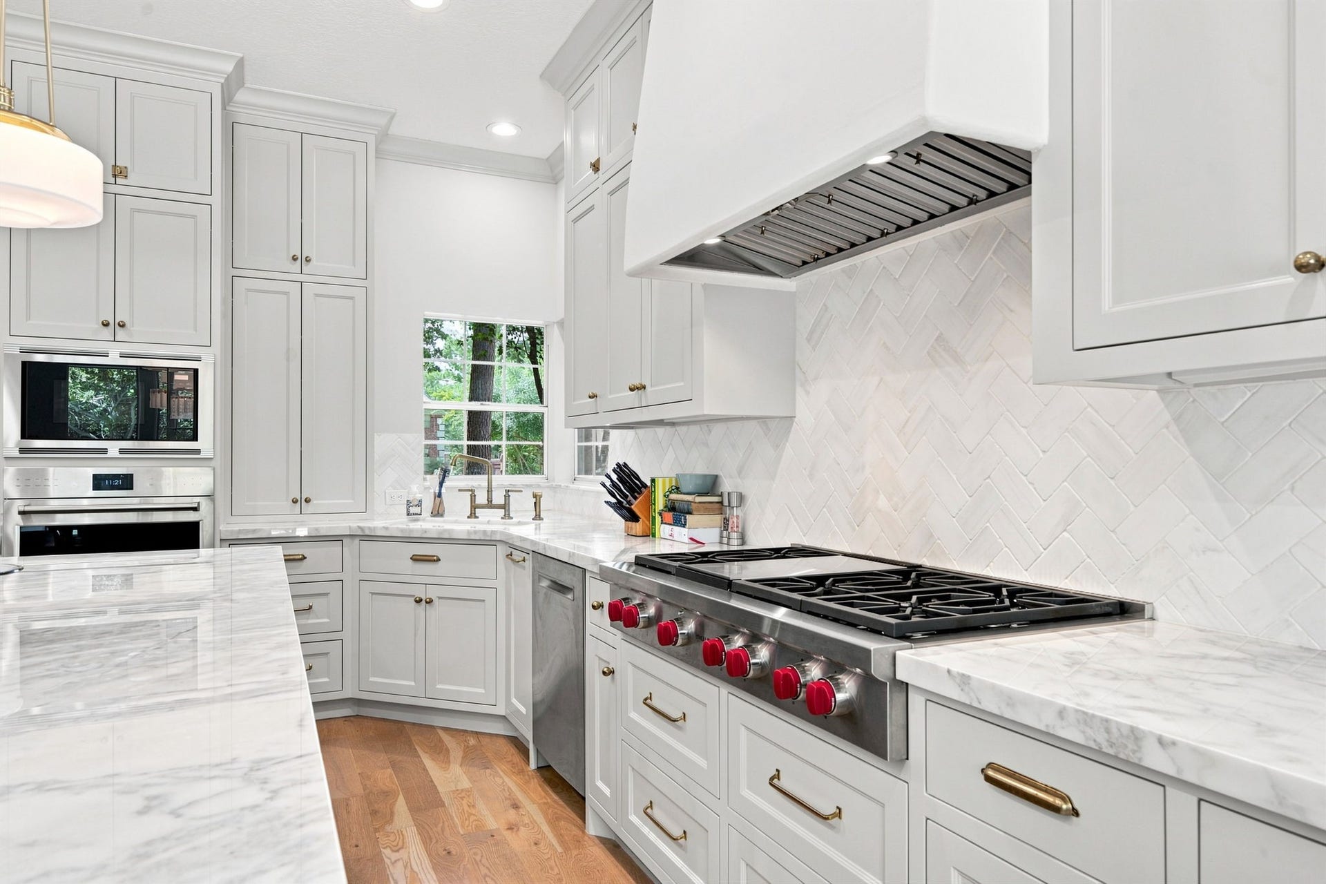23 S Brokenfern Drive Drive, The Woodlands, TX 77380 Chef's kitchen with fabulous 48 Wolf stove, Wolf oven, Wolf microwave, Bosch dishwasher and 48" subzero refridgerator