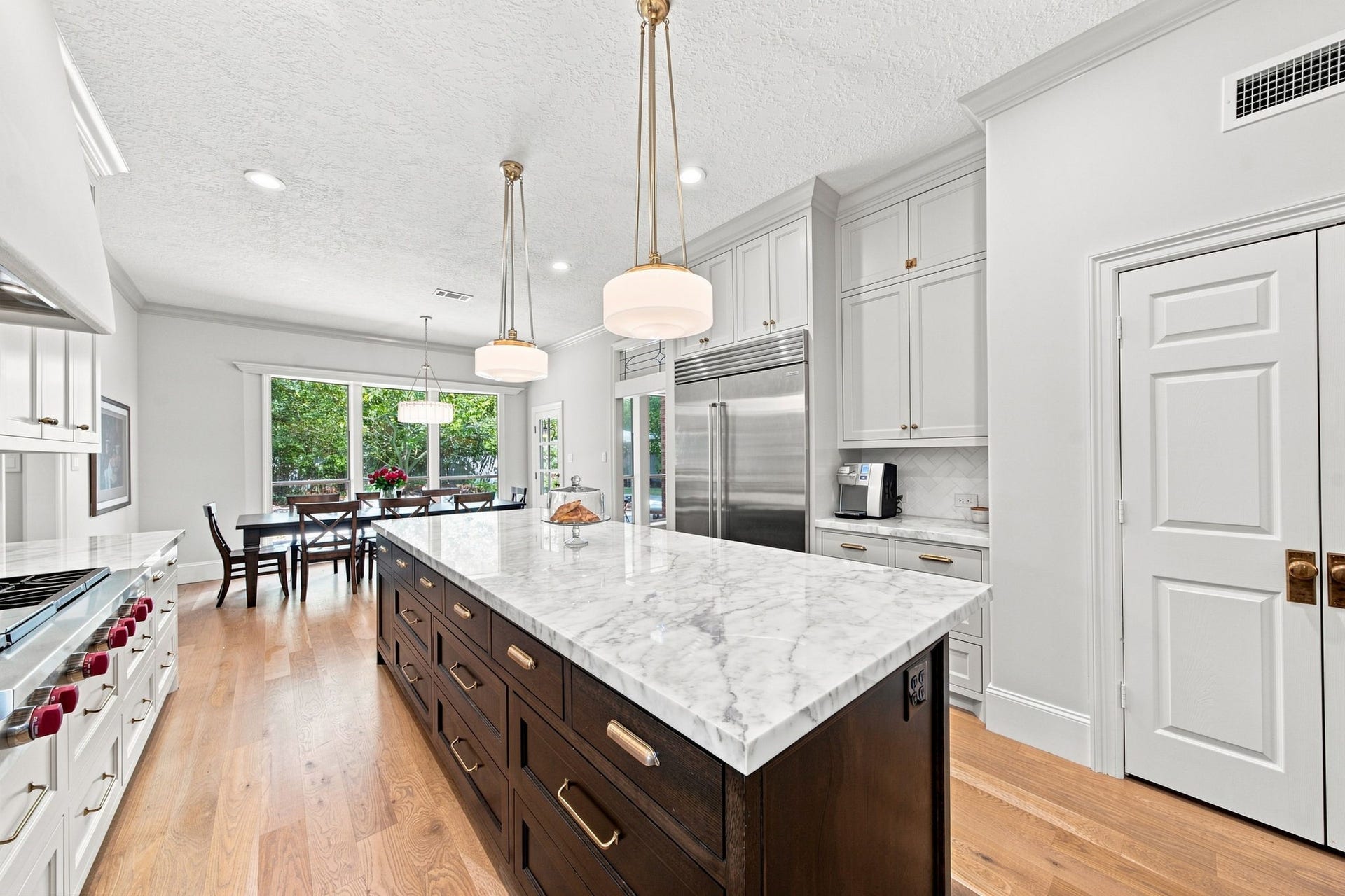 23 S Brokenfern Drive Drive, The Woodlands, TX 77380 Custom-built solid wood cabinetry featuring premium brass hardware throughout