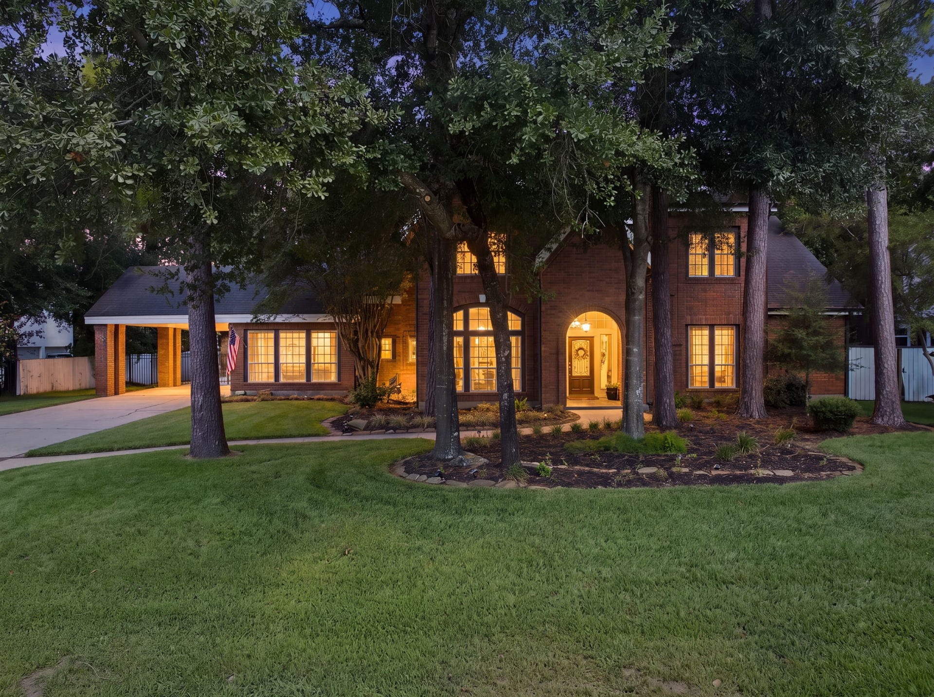 23 S Brokenfern Drive Drive, The Woodlands, TX 77380 Welcome to this spectacular home, perfectly nestled in one of the most sought-after neighborhoods in The Woodlands. Featuring exquisite design and premium finishes, this property offers an unparalleled living experience in an ideal location