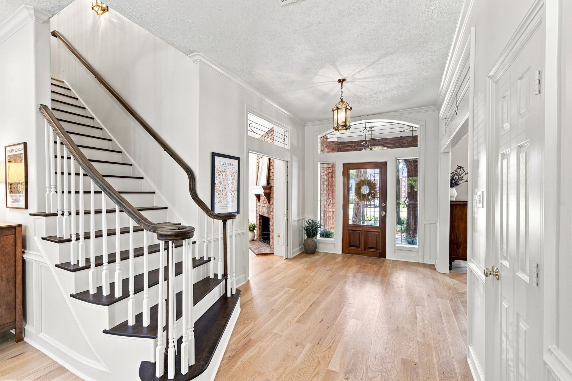 23 S Brokenfern Drive Drive, The Woodlands, TX 77380 Spacious foyer showcasing an inviting and open entryway