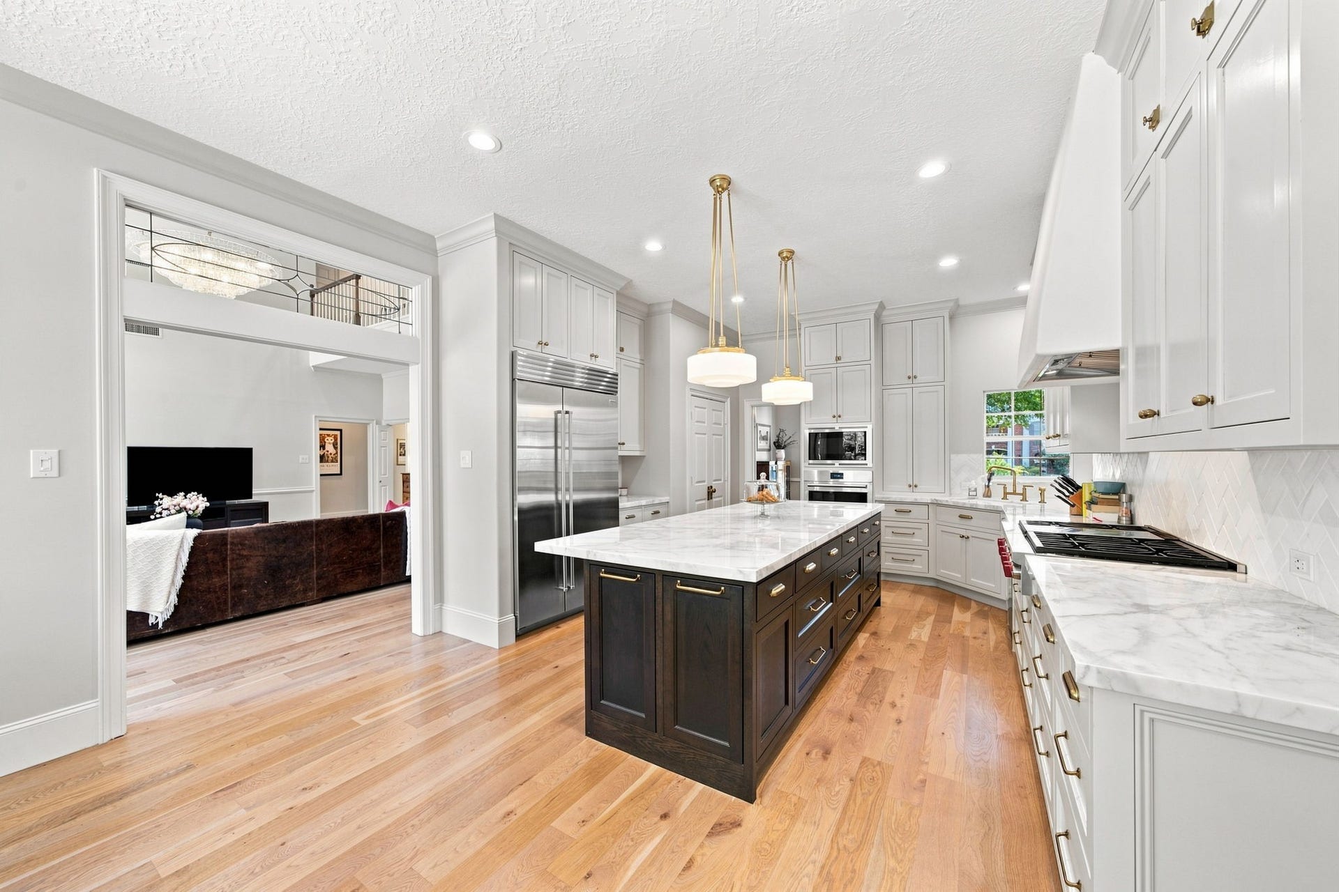23 S Brokenfern Drive Drive, The Woodlands, TX 77380 Professional 48-inch Sub-Zero refrigerator