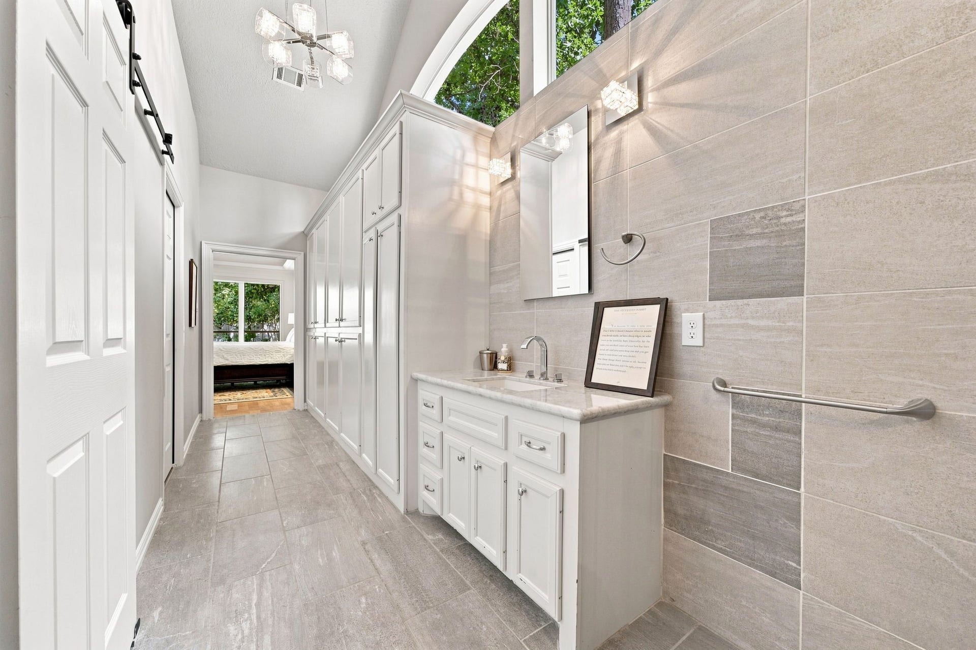 23 S Brokenfern Drive Drive, The Woodlands, TX 77380 Primary bathroom provides abundant natural light