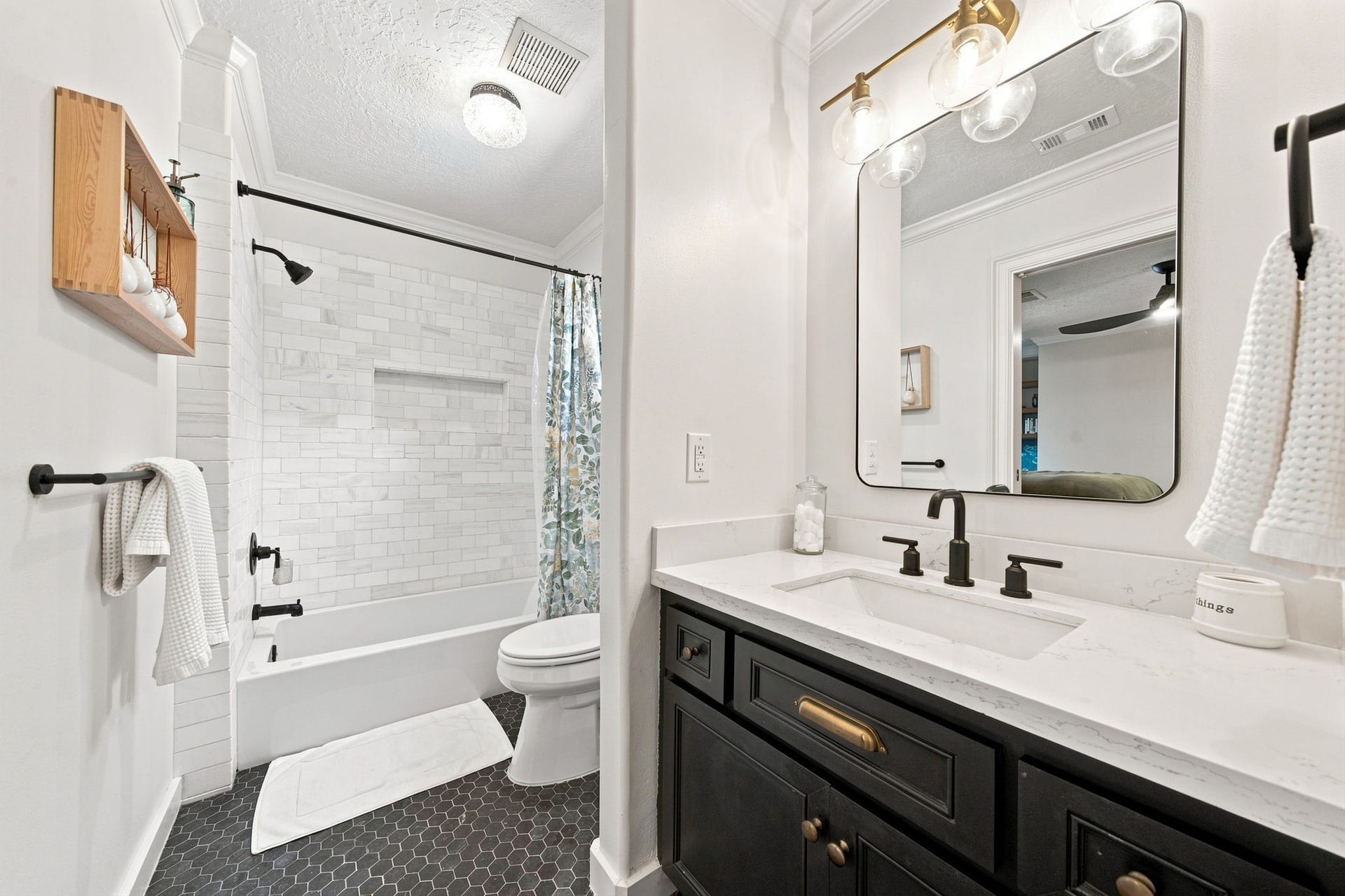 23 S Brokenfern Drive Drive, The Woodlands, TX 77380 Third bedroom featuring a private en-suite bathroom, upgraded with elegant light fixtures and sophisticated brass hardware