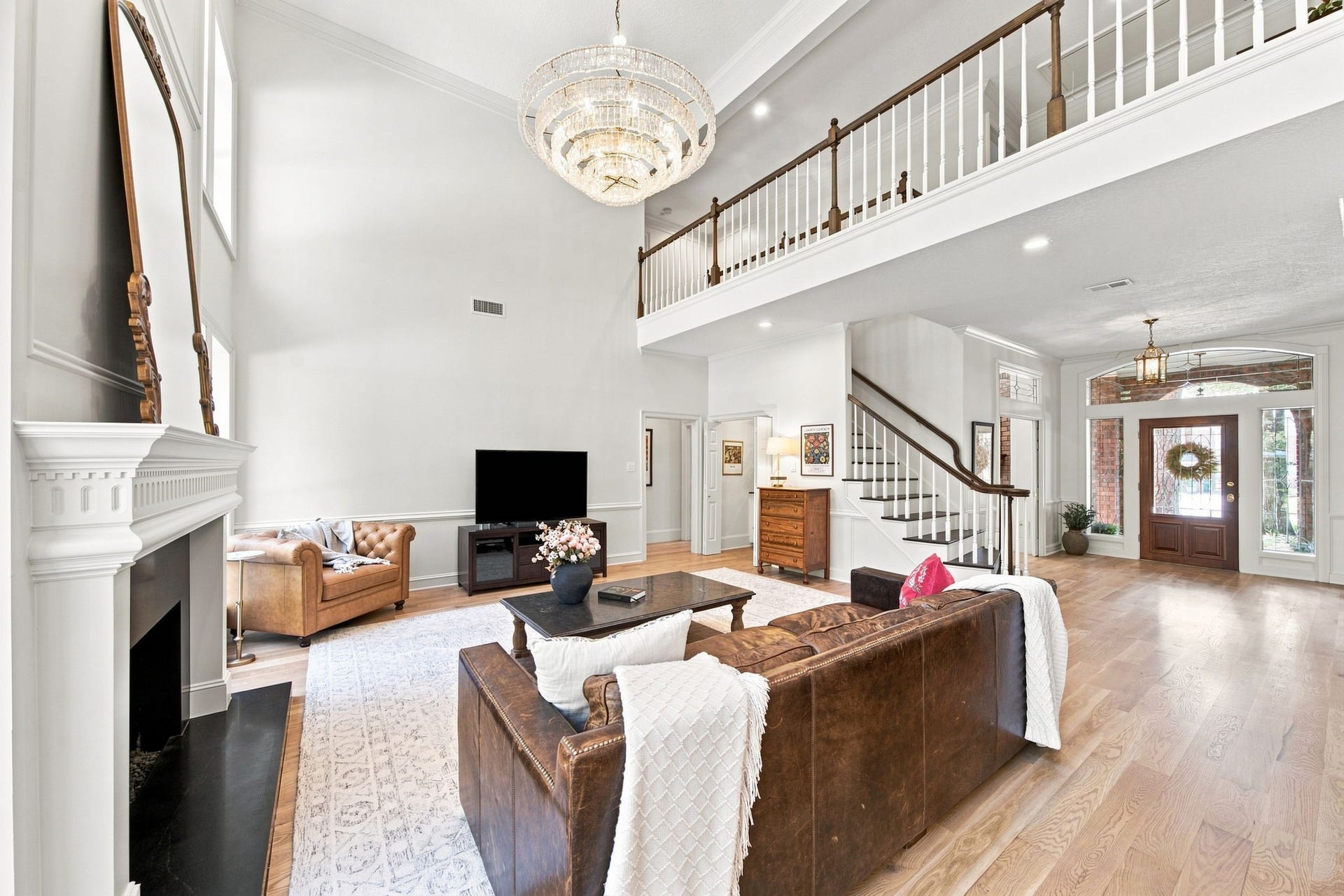 23 S Brokenfern Drive Drive, The Woodlands, TX 77380 Onsite finished white oak floors throughout