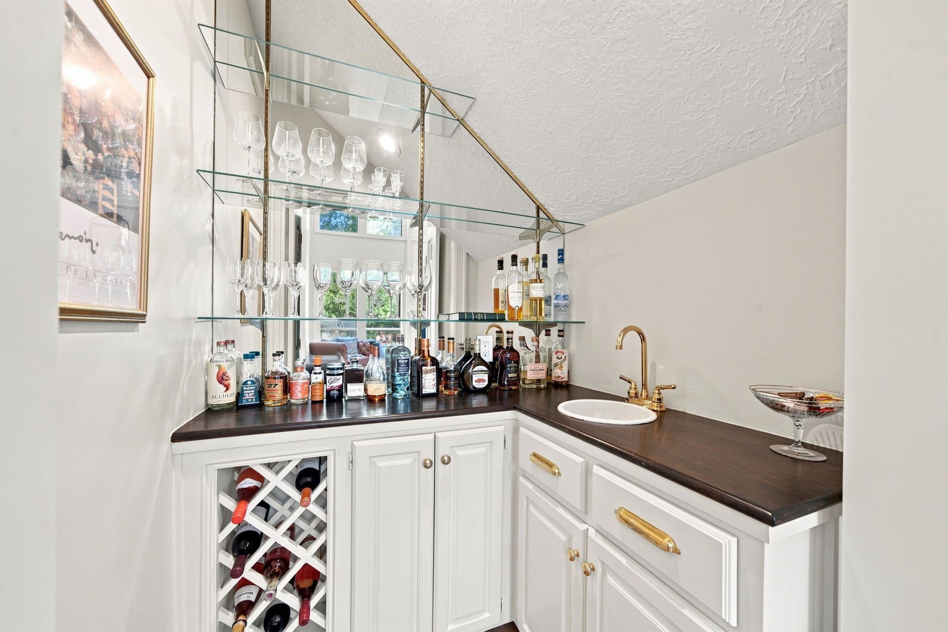 23 S Brokenfern Drive Drive, The Woodlands, TX 77380 Wet bar adds the perfect entertaining accent
