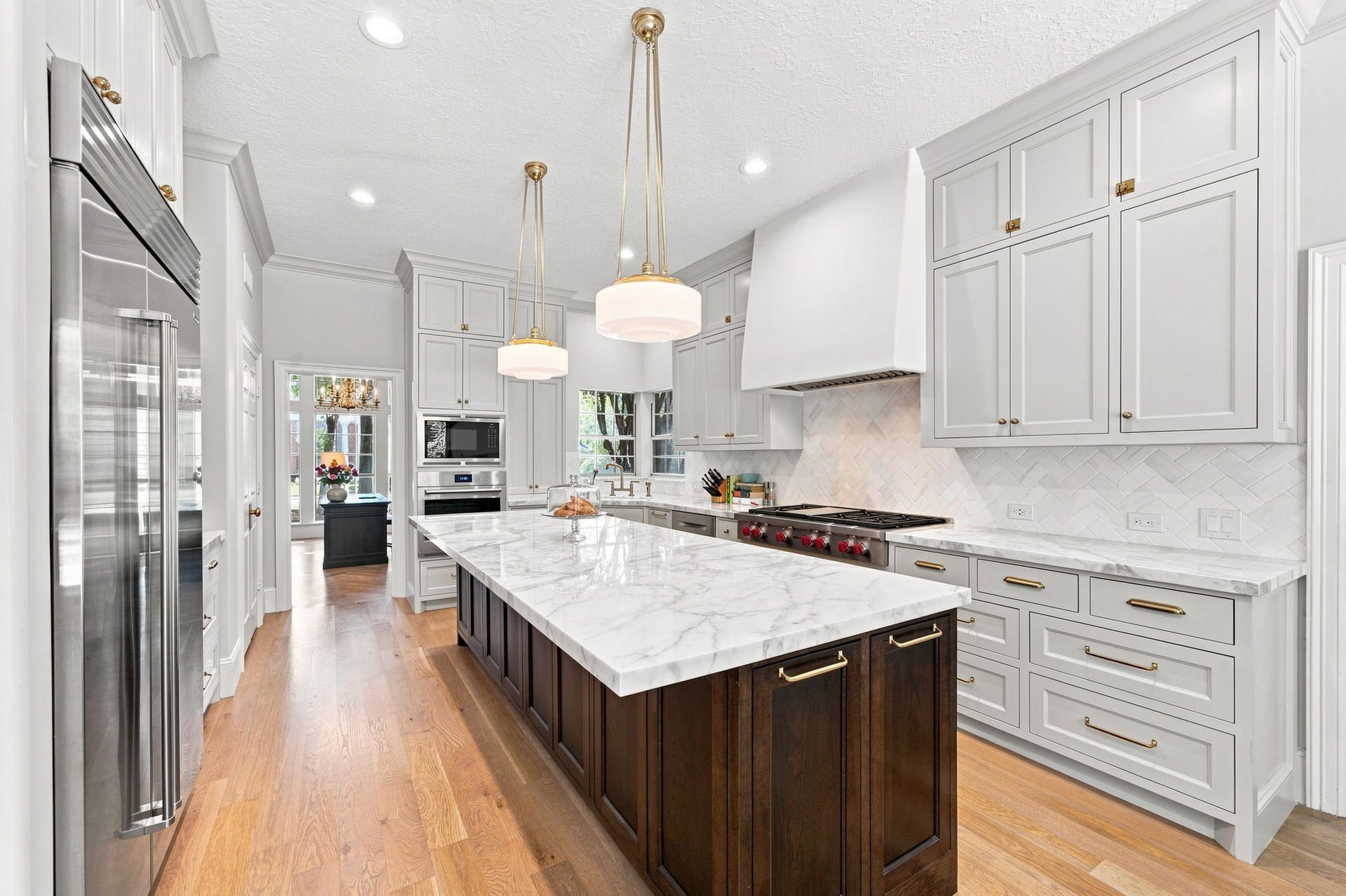 23 S Brokenfern Drive Drive, The Woodlands, TX 77380 Imported Calacatta Belgia marble countertops and oversized island with extra hidden storage