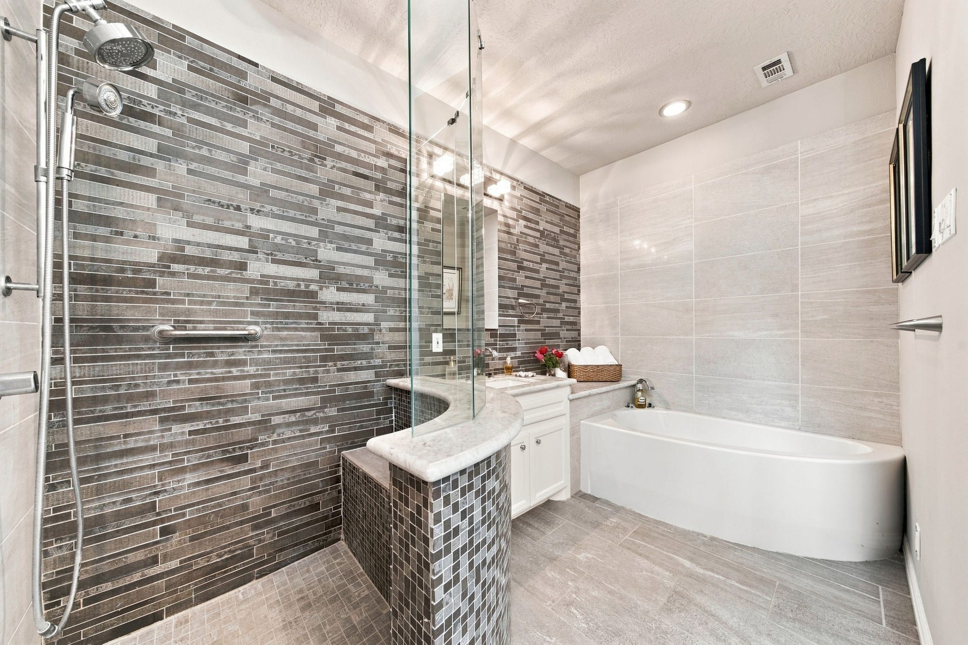 23 S Brokenfern Drive Drive, The Woodlands, TX 77380 Stunning primary bathroom featuring a deep soaking tub and beautiful custom tile work