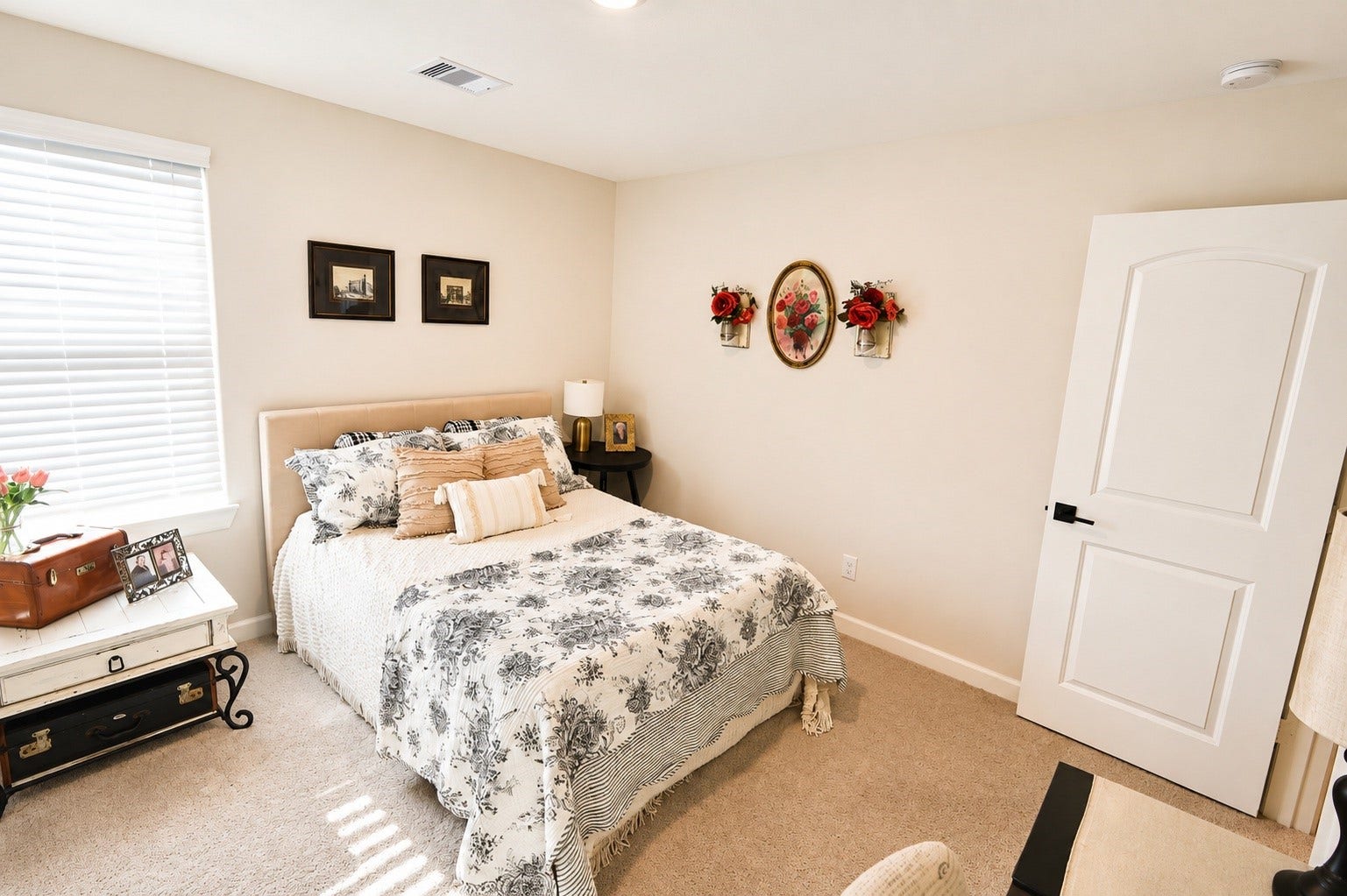 837 Dawn Redwood Court, Conroe, TX 77304 Large secondary bedroom with soft carpeting, abundant natural light.