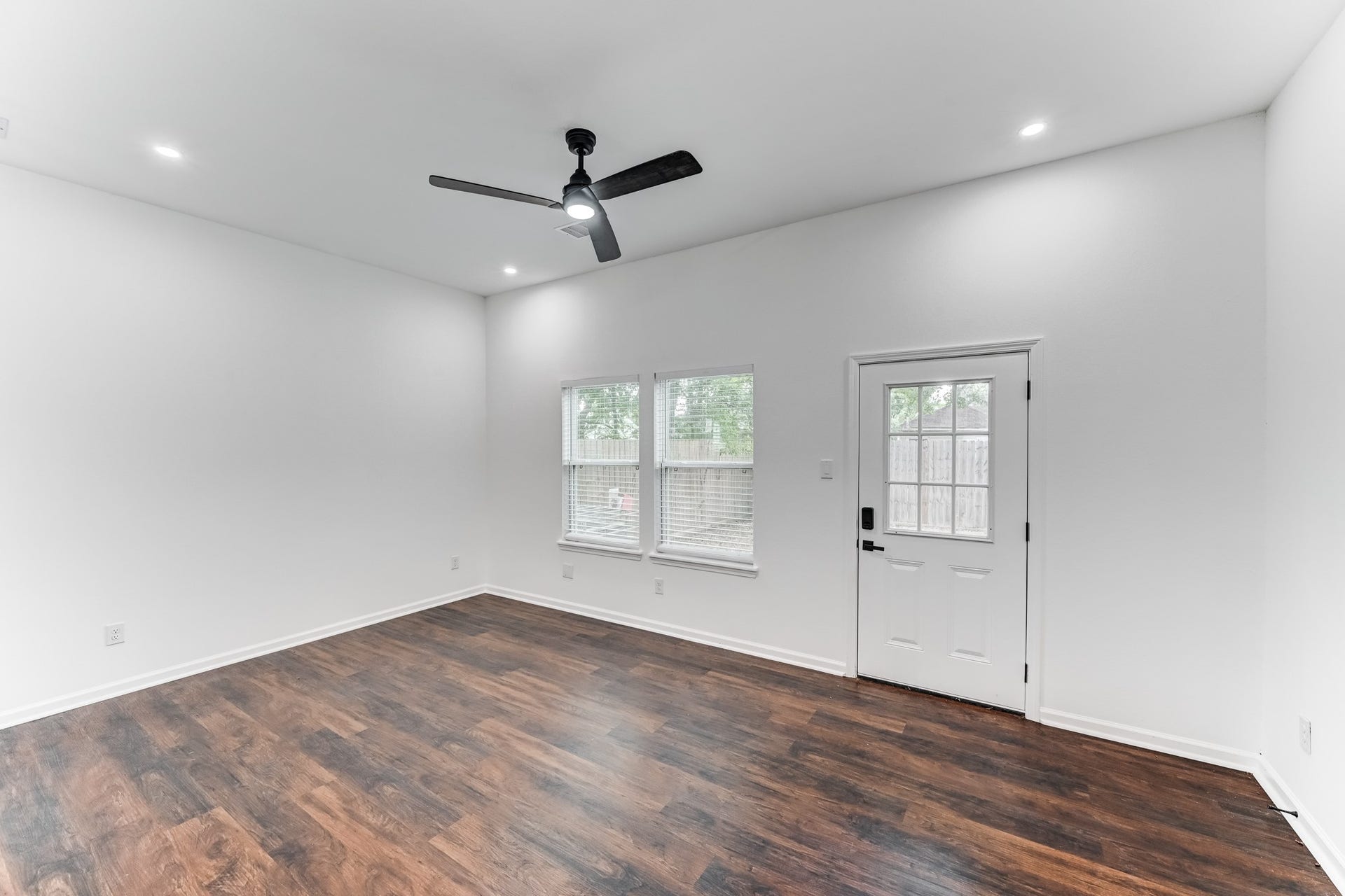 Seamless flow between living & kitchen