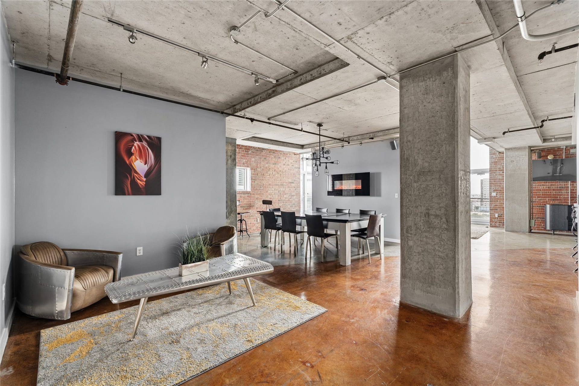 2000 Bagby St Street, #13430, Houston, TX 77002 The dedicated seating area flows naturally into the dining space, creating an open yet defined layout for everyday living and entertaining.