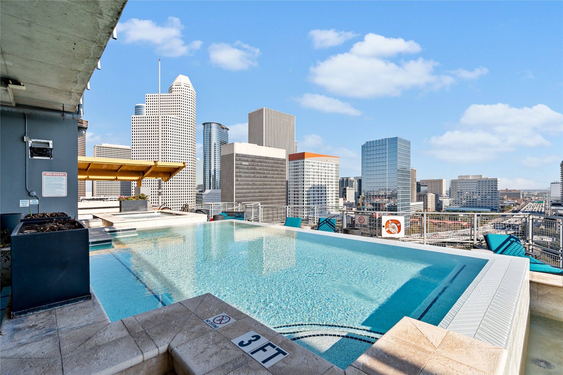 2000 Bagby St Street, #13430, Houston, TX 77002 The rooftop pool offers sweeping views of the Downtown Houston skyline, creating a resort style retreat above the energy of the city.