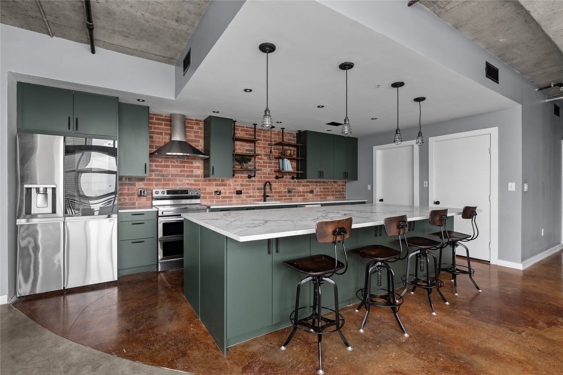 2000 Bagby St Street, #13430, Houston, TX 77002 New stainless steel state of the art appliances match the kitchens refresh.
