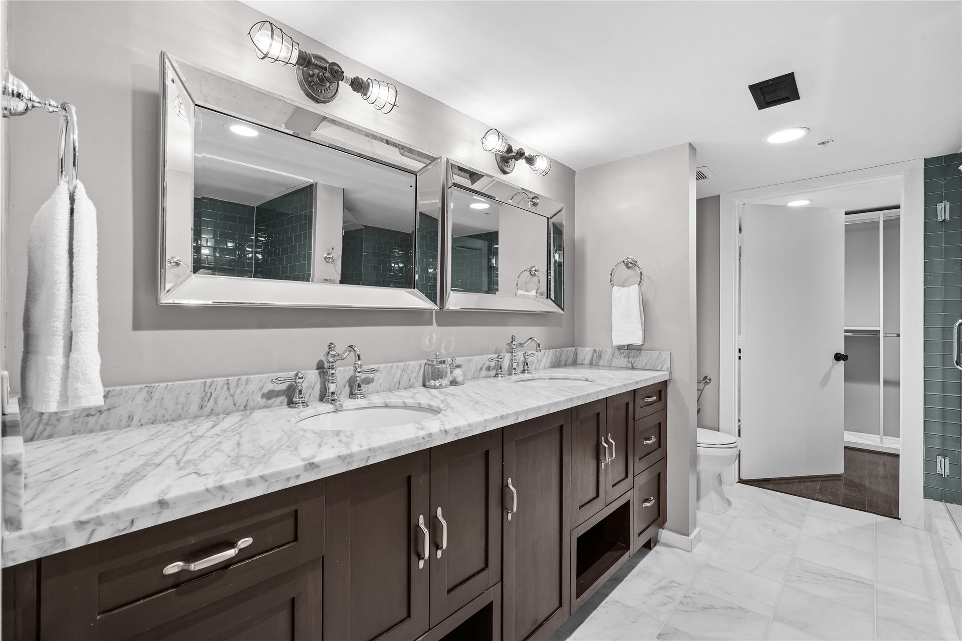 2000 Bagby St Street, #13430, Houston, TX 77002 The completely remodeled primary bath offers a polished retreat with an expansive dual vanity, contemporary finishes and an oversized glass enclosed shower.