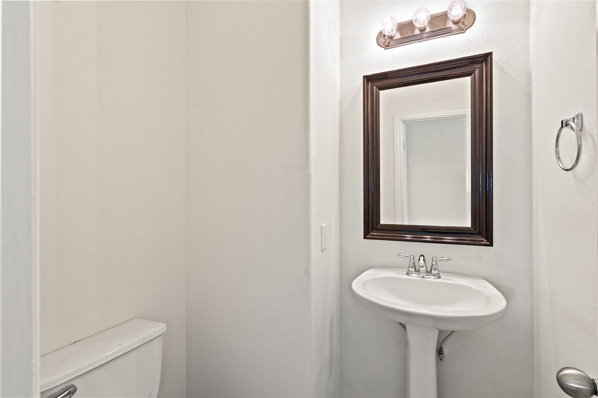 19911 Pemetic Trail, Richmond, TX 77407 Downstairs half bath