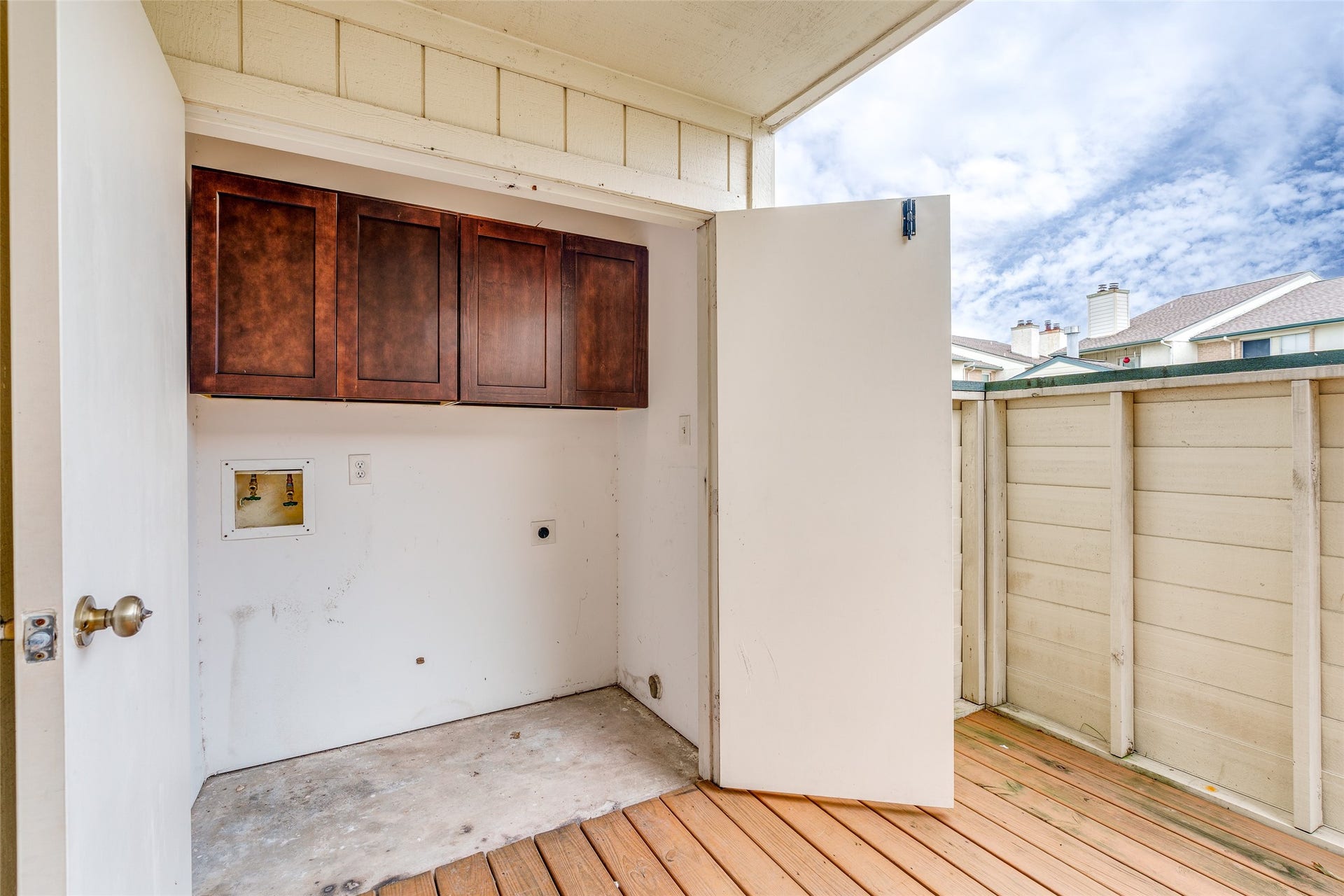 250 El Dorado Boulevard, #283, Houston, TX 77598 The laundry area is conveniently located on the back patio, offering easy access while keeping noise and clutter out of the main living space.