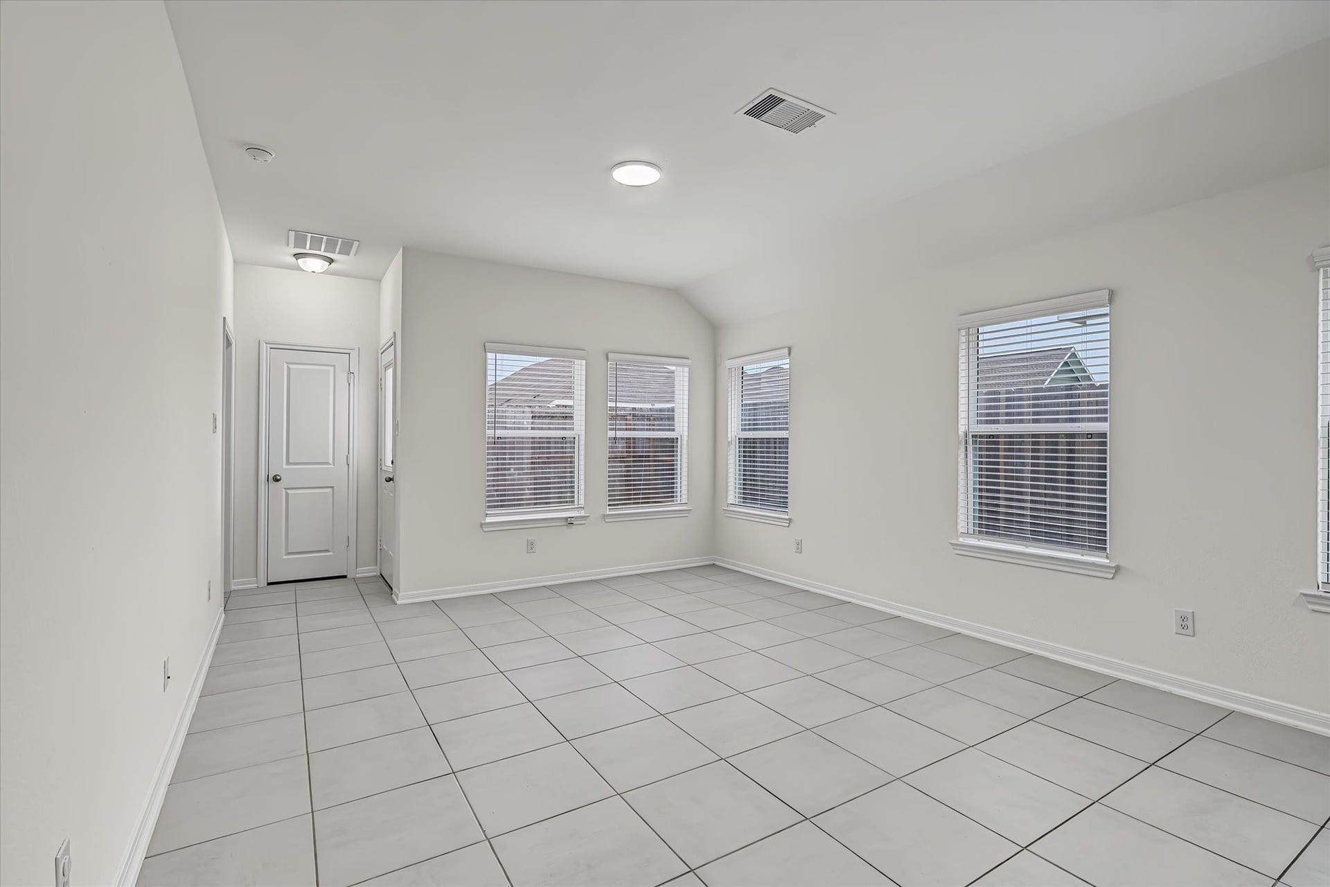9607 Bright Song Lane, Houston, TX 77078 Bright and spacious room featuring large windows, neutral tile flooring, and clean, crisp walls, perfect for a modern touch.