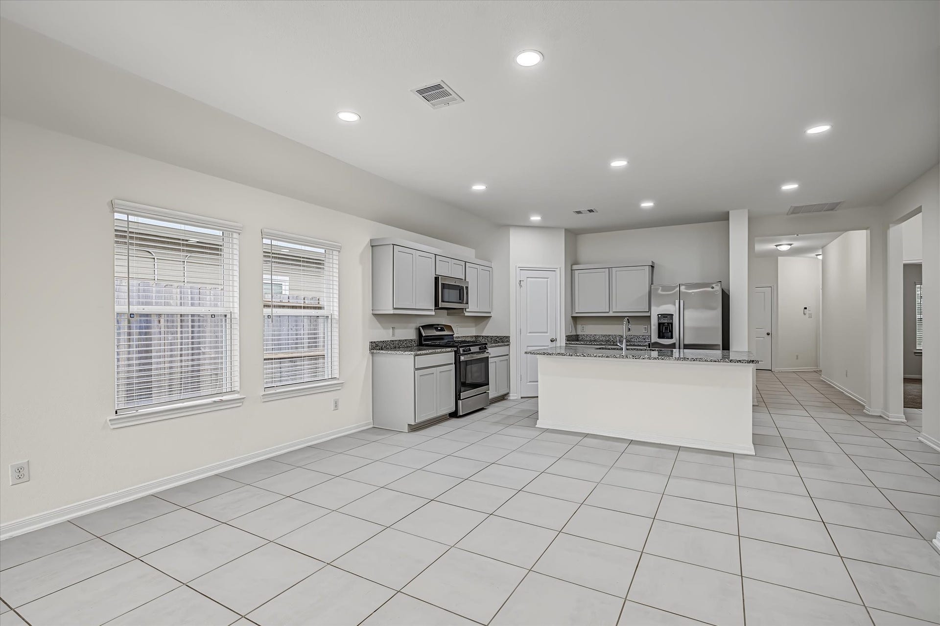 9607 Bright Song Lane, Houston, TX 77078 Spacious and modern kitchen with sleek stainless steel appliances, granite countertops, and abundant natural light.
