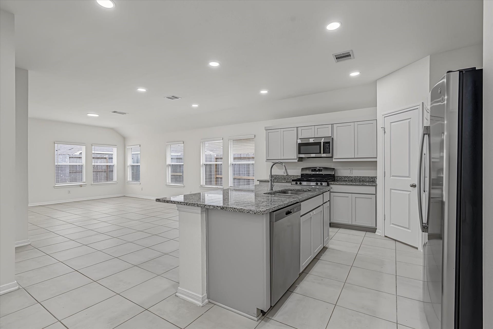 9607 Bright Song Lane, Houston, TX 77078 Open concept design of kitchen to dining room & Den.