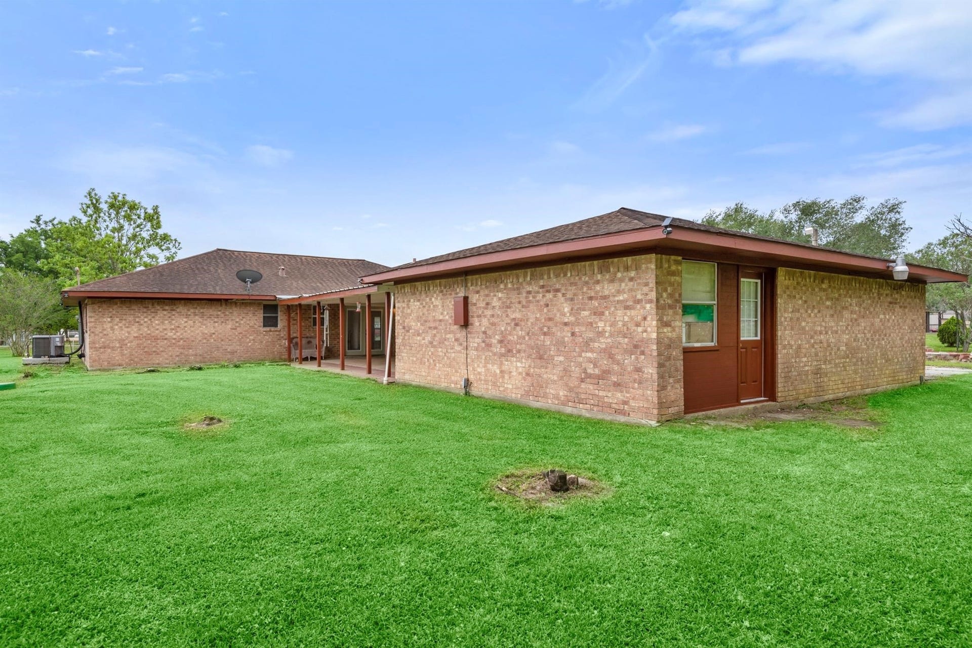318 County Road 296d, Alvin, TX 77511 318 County Road 296d, Alvin, TX 77511