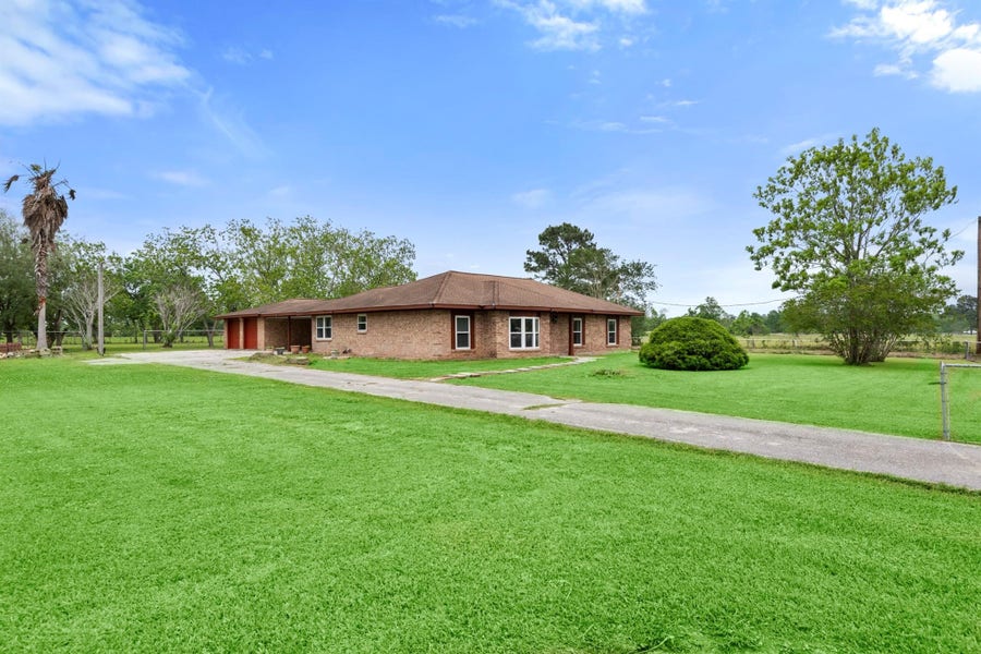 Property photo for 318 County Road 296d, Alvin, TX