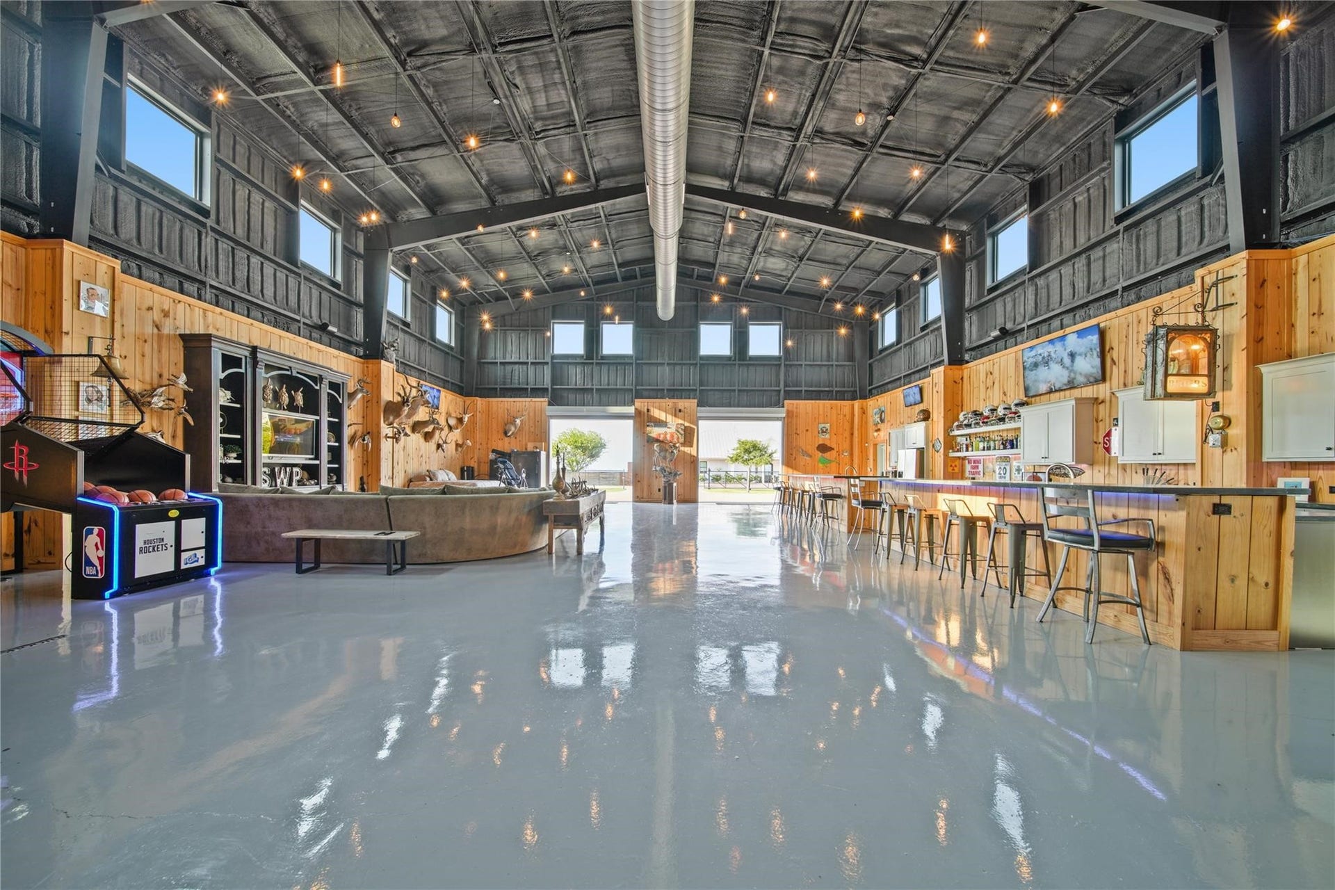 211 1/2 Avenue A, Dickinson, TX 77539 5,000 square feet of FUN!