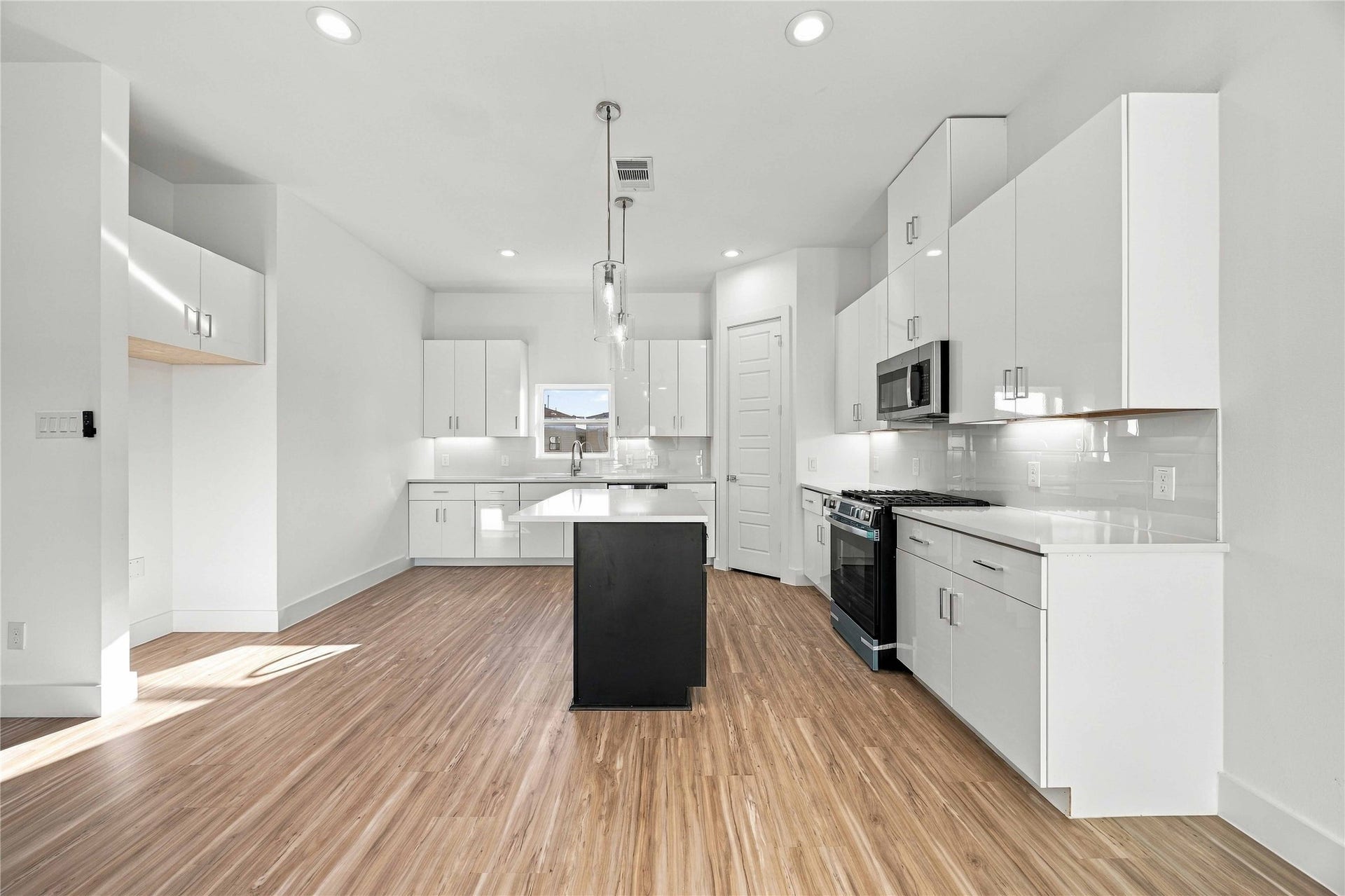 4704 Thornton Views Road, Houston, TX 77018 4704 Thornton Views Road, Houston, TX 77018