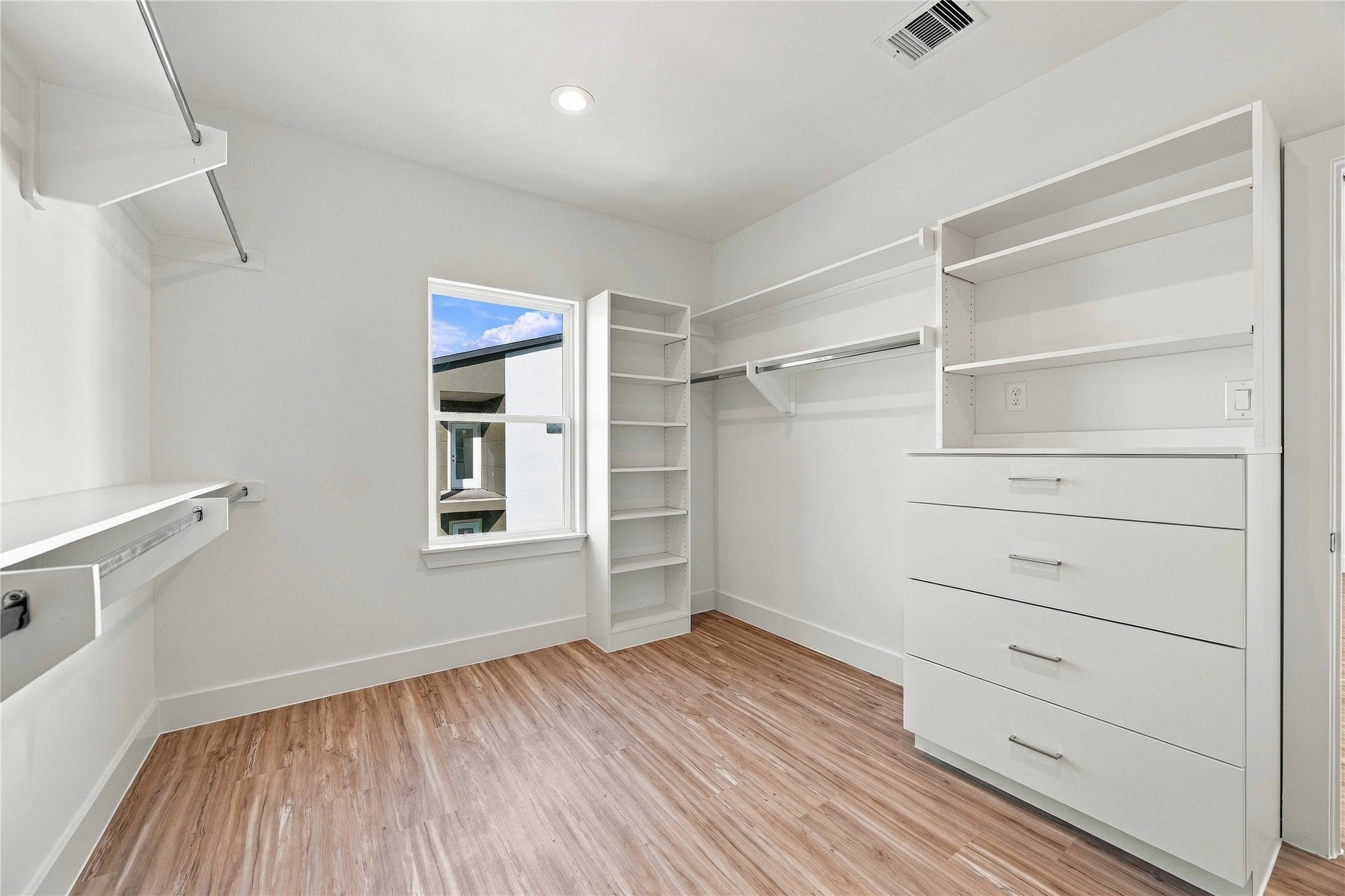 4704 Thornton Views Road, Houston, TX 77018 4704 Thornton Views Road, Houston, TX 77018