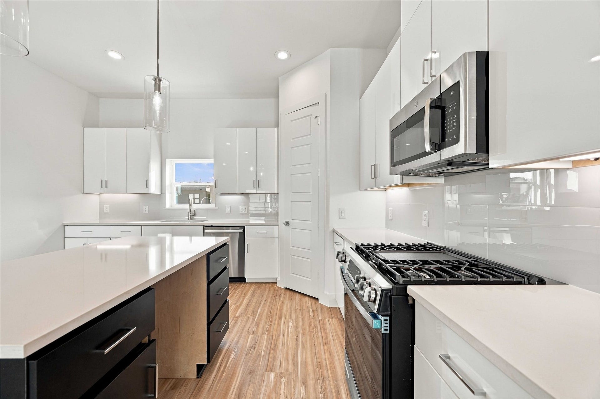 4704 Thornton Views Road, Houston, TX 77018 4704 Thornton Views Road, Houston, TX 77018