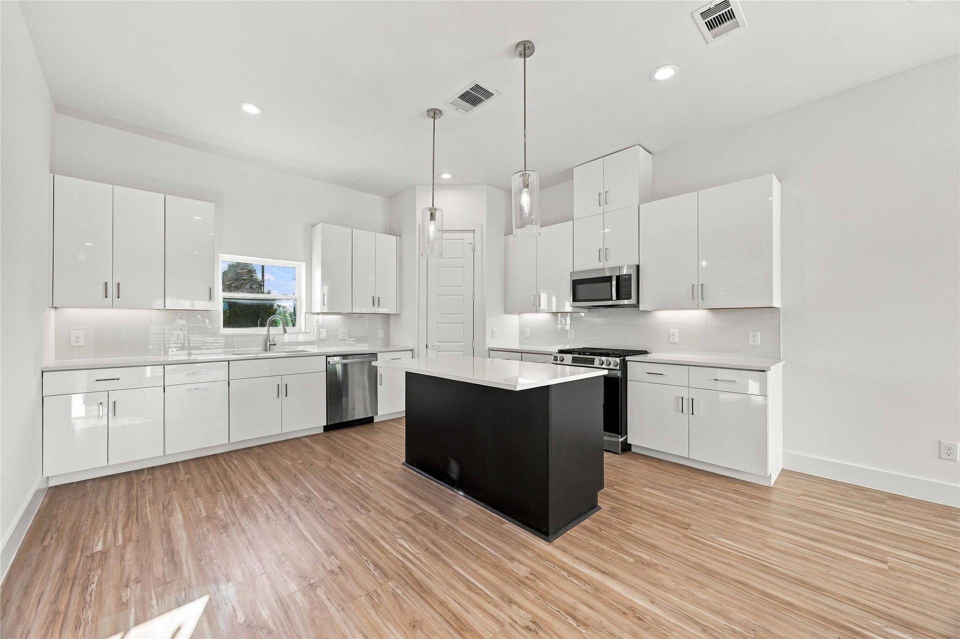 4704 Thornton Views Road, Houston, TX 77018 4704 Thornton Views Road, Houston, TX 77018