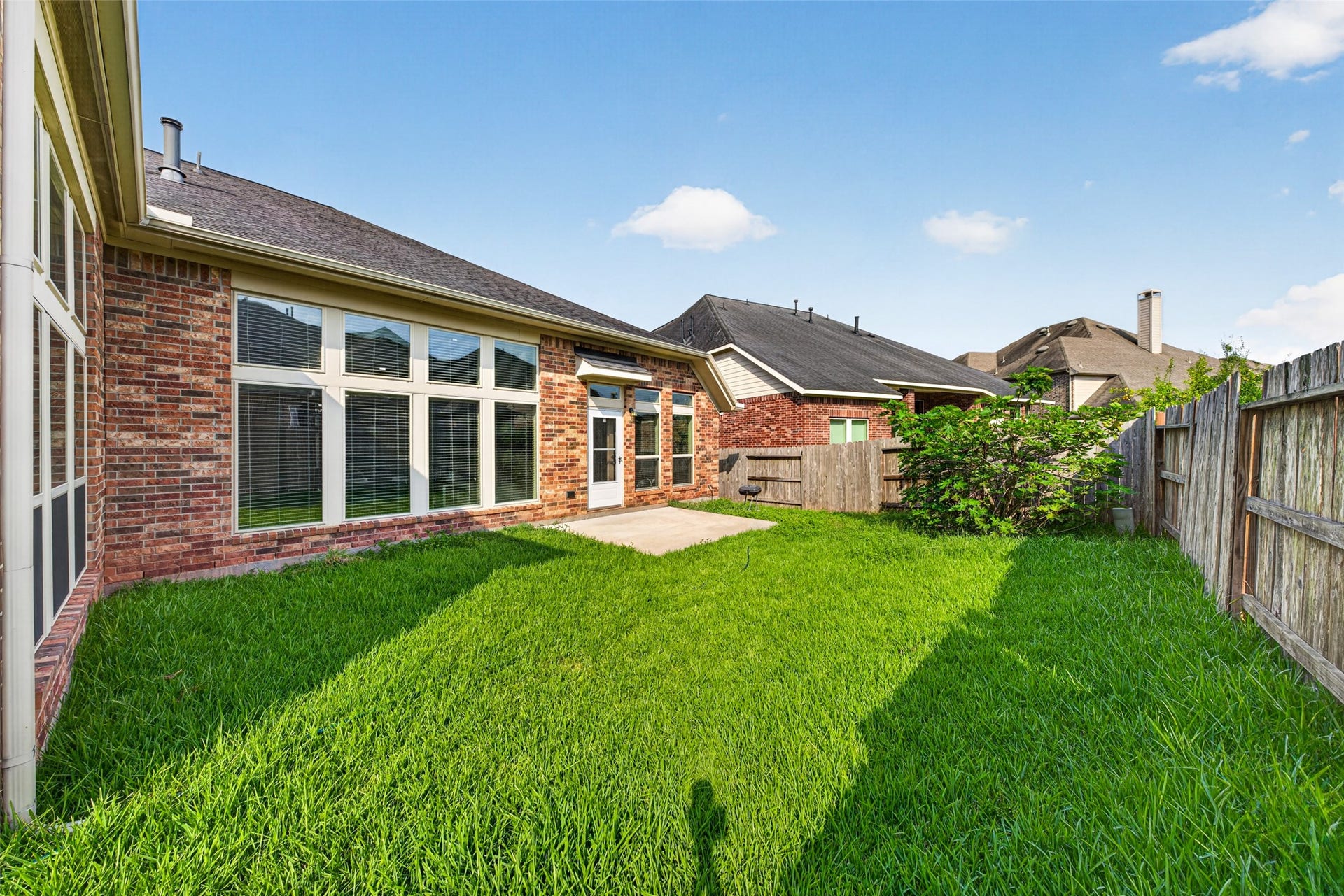 4003 Birch Vale Lane, Sugar Land, TX 77479 Expansive backyard with lush green grass, offering endless room for children, pets, and outdoor fun.
