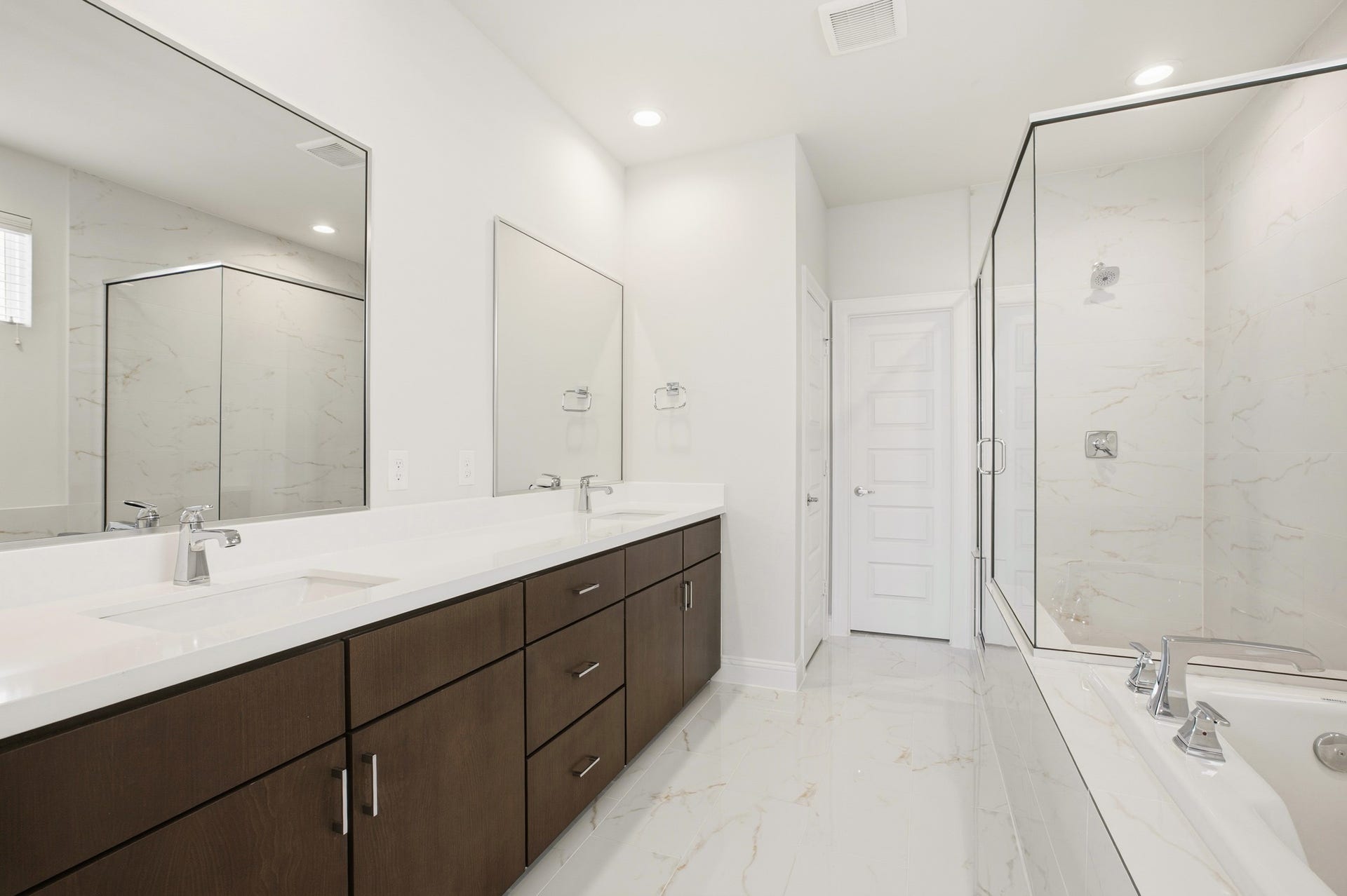 1811 Mills Street, Houston, TX 77026 Primary Bathroom