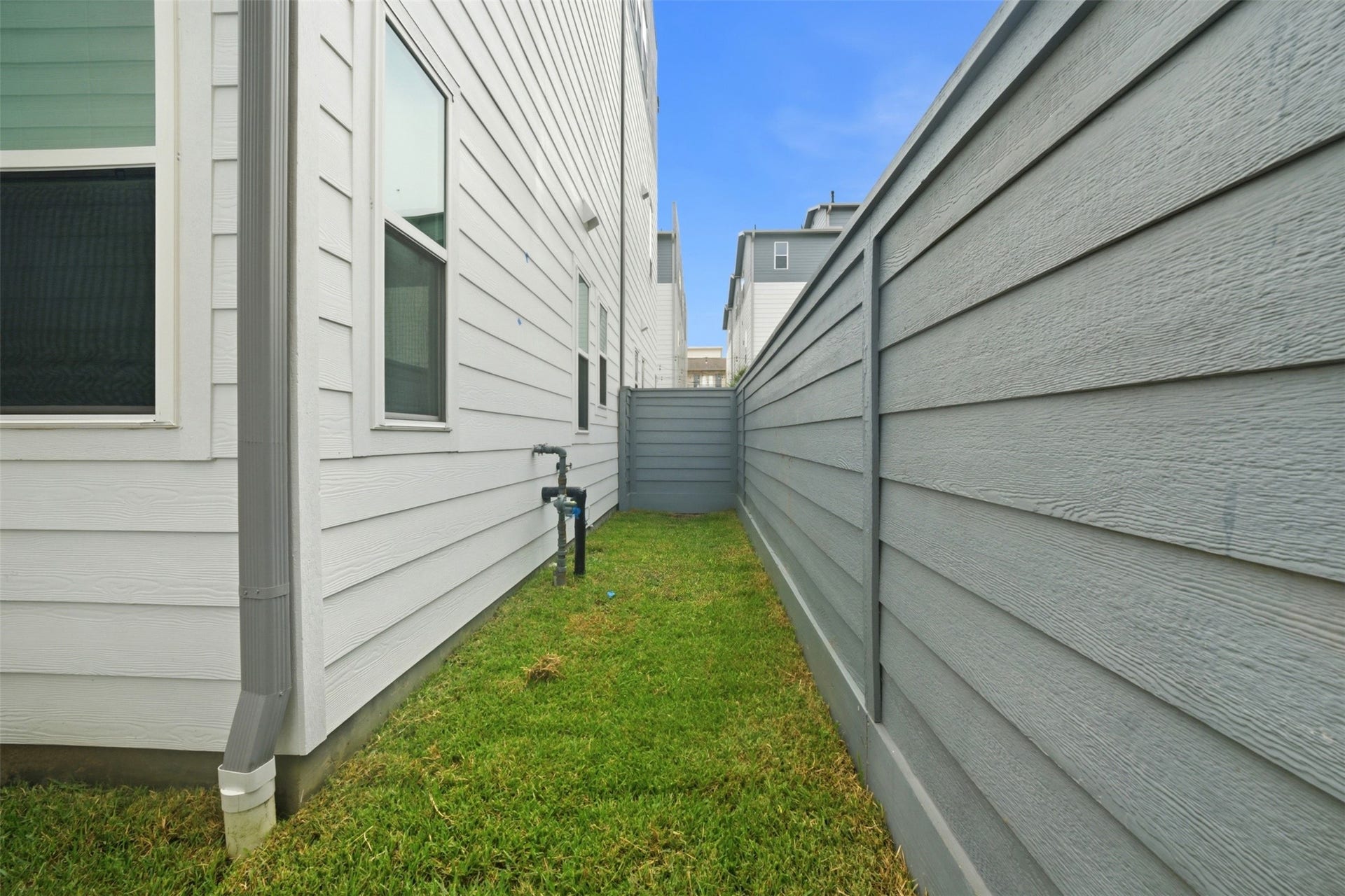 1811 Mills Street, Houston, TX 77026 Backyard maintained by HOA.