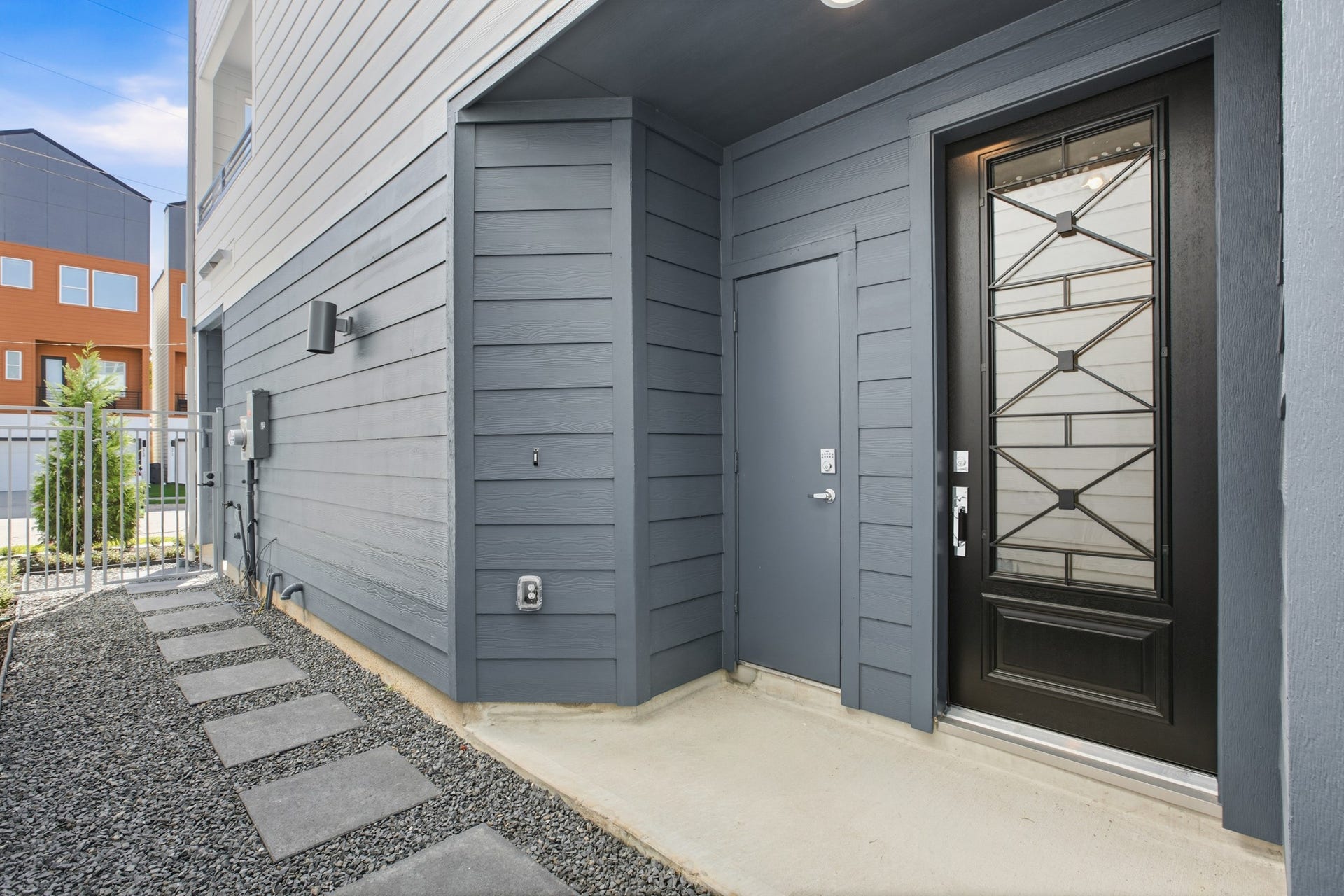 1811 Mills Street, Houston, TX 77026 Entrance with Mail Room