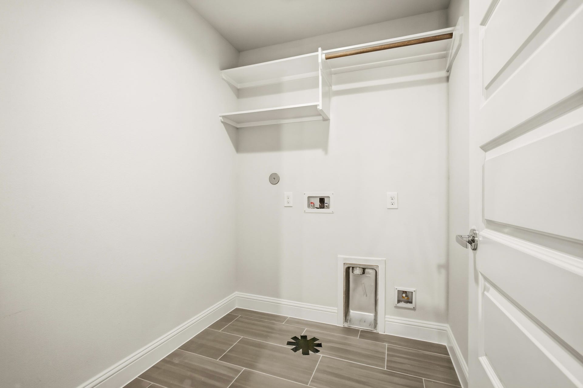 1811 Mills Street, Houston, TX 77026 Laundry Room