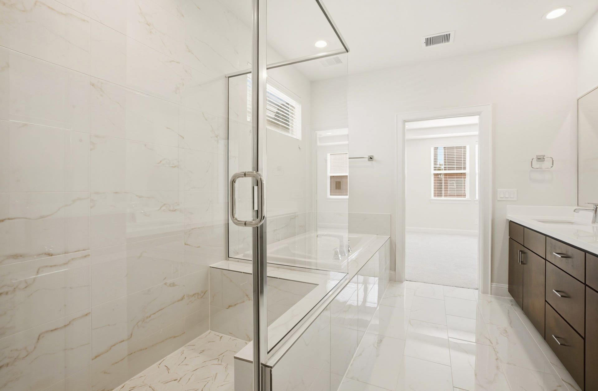 1811 Mills Street, Houston, TX 77026 Primary Bathroom