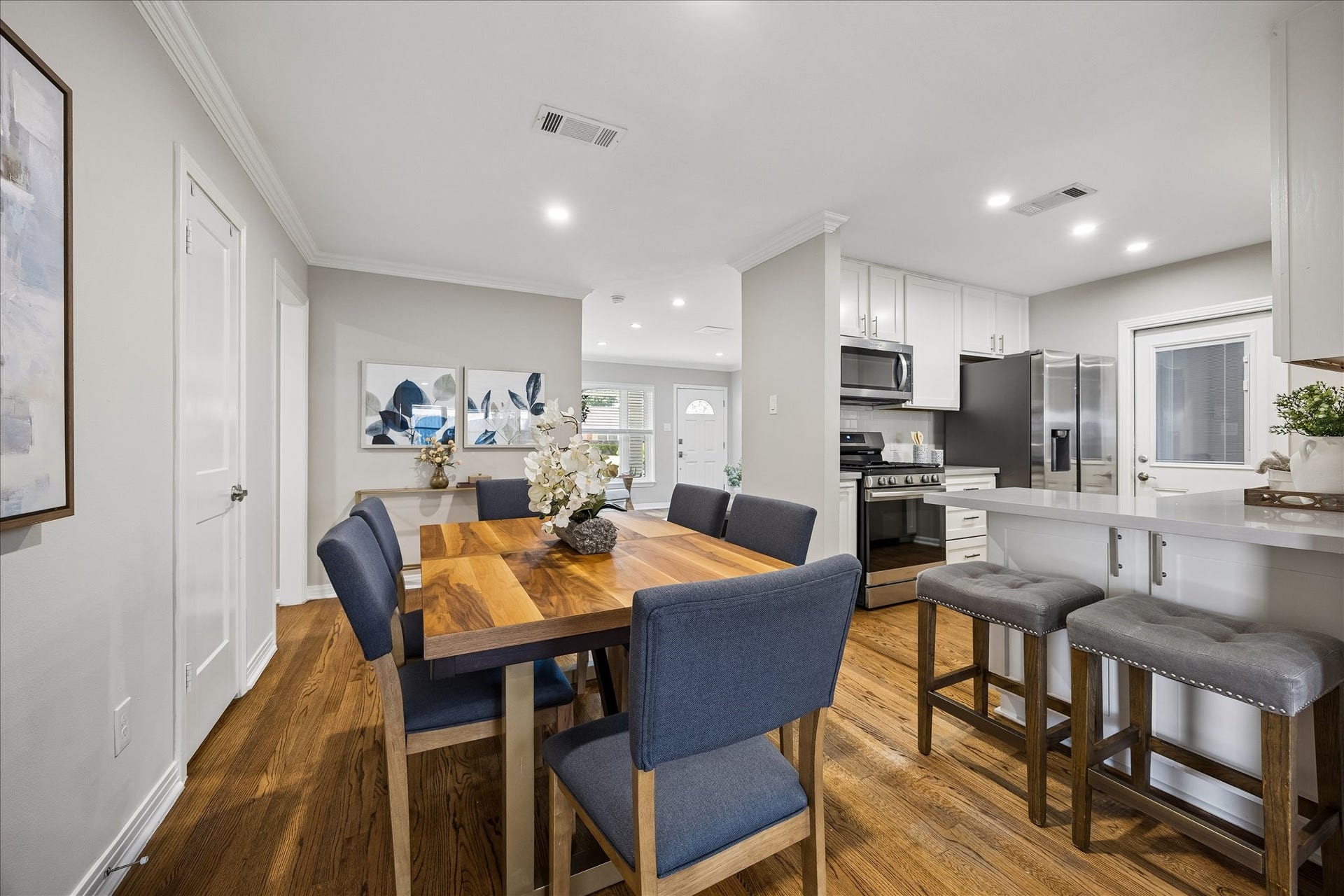 2214 Bron Holly Drive, Houston, TX 77018 Everyday dining meets effortless entertaining in this beautifully connected layout.