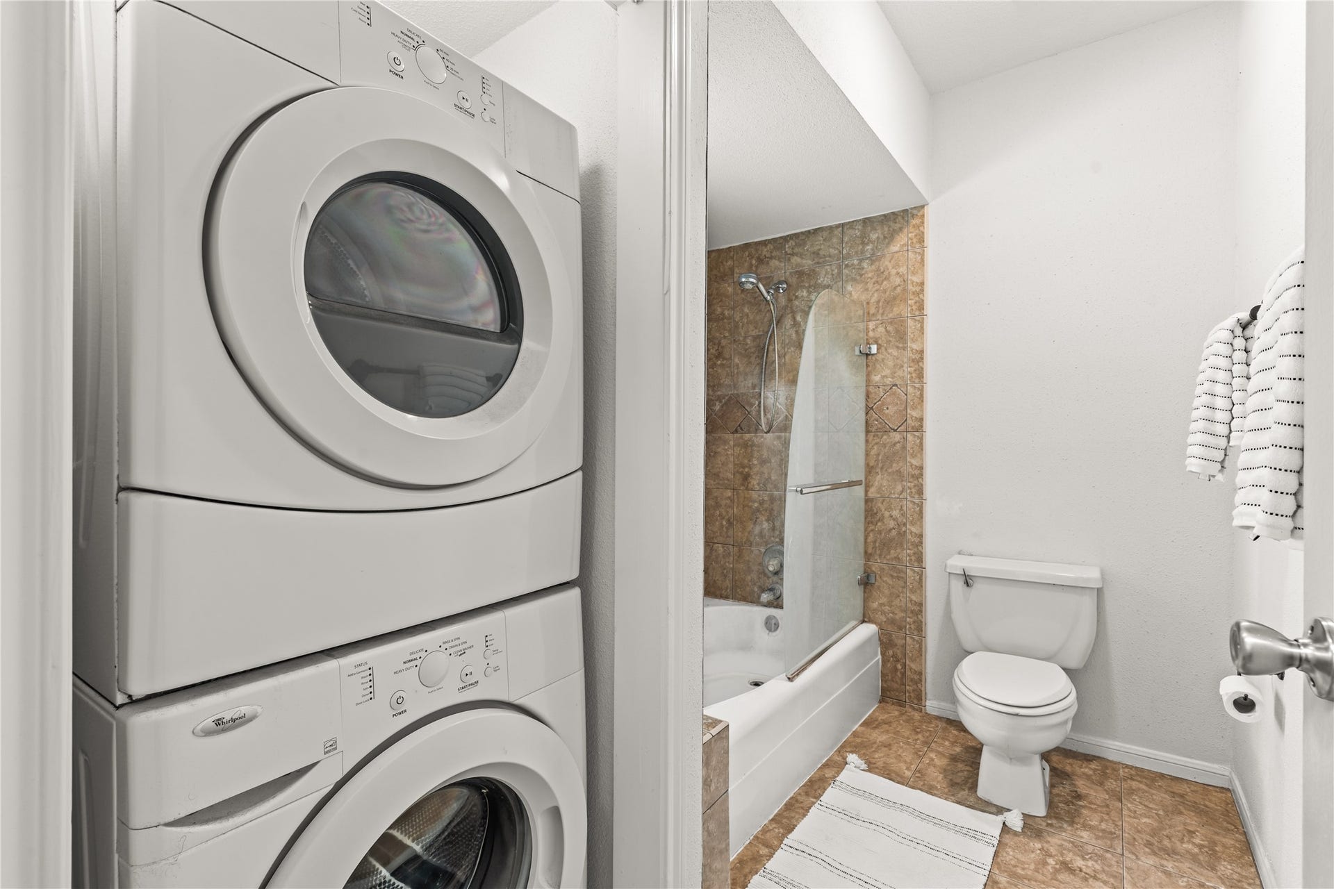 11711 Memorial Drive, #593, Houston, TX 77024 The primary bath is paired with a full-size, in-unit laundry area, keeping everyday essentials close at hand.