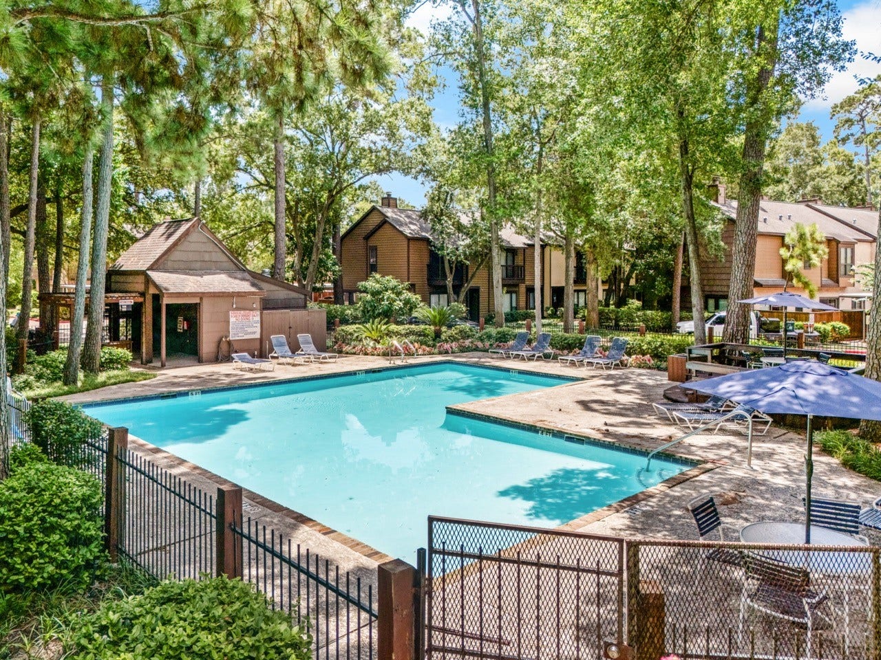 11711 Memorial Drive, #593, Houston, TX 77024 Located within Hudson Oaks, a gated community with 24-hour manned security, three community pools, and beautifully maintained wooded grounds.