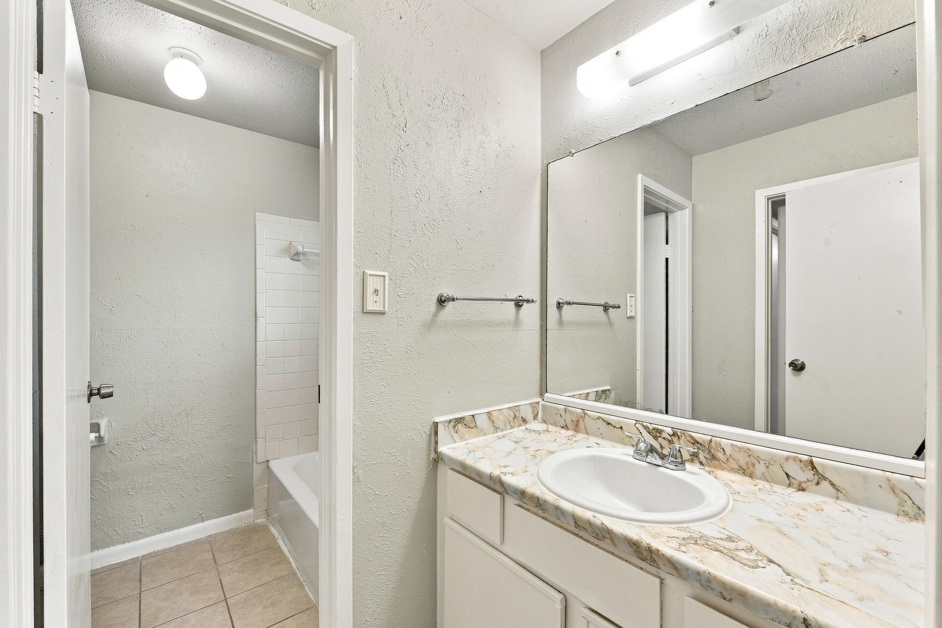 4023 Briarglen Drive, #1, Dickinson, TX 77539 4023 Briarglen Drive, #1, Dickinson, TX 77539