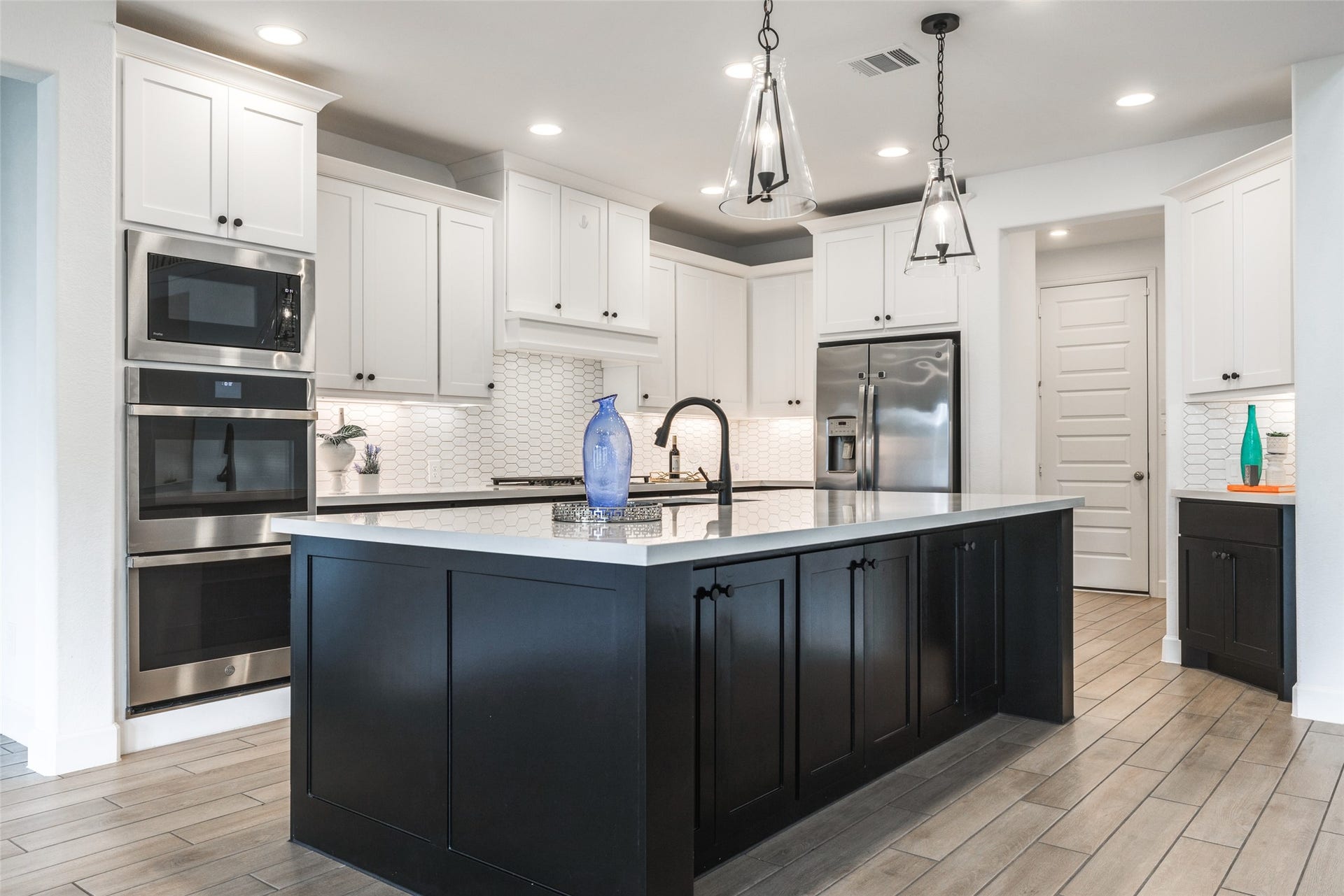 29823 Longleaf Grove Lane, Fulshear, TX 77441 Large island with sink & lots of extra storage