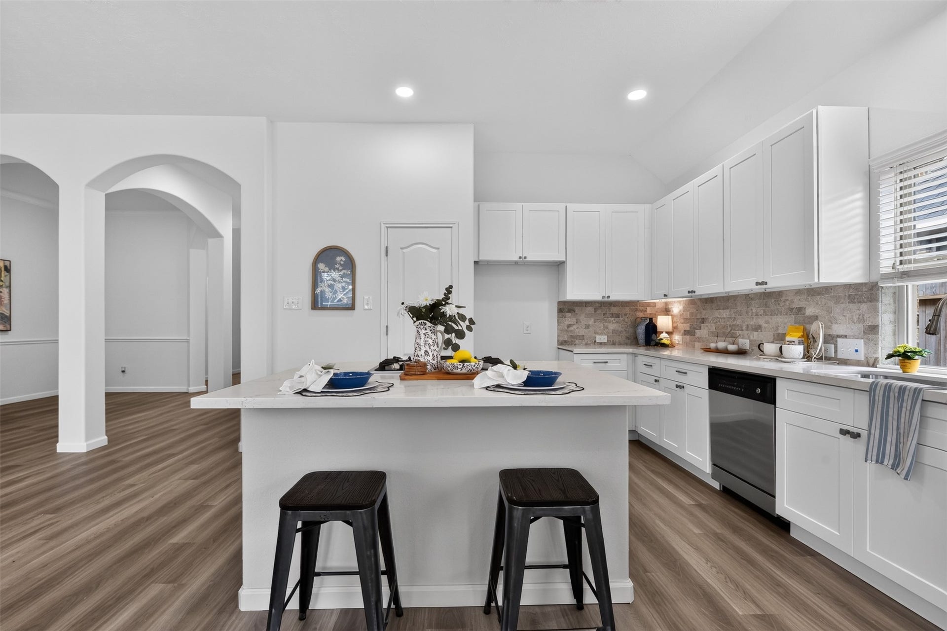2203 Summit Pass Lane, League City, TX 77573 An abundance of recently updated contemporary cabinets and new stone backsplash.