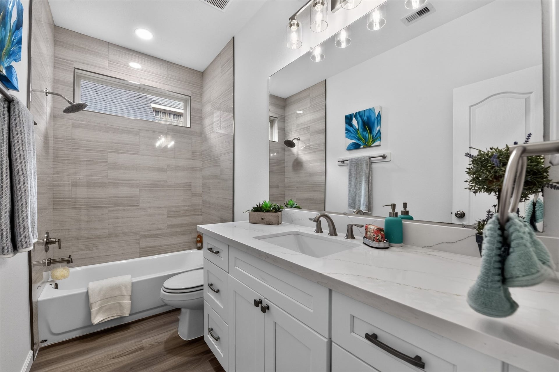 2203 Summit Pass Lane, League City, TX 77573 Secondary bathroom with new Quartz vanity, new shower tile and new lighting. New toilets and bathroom hardware throughout the home.