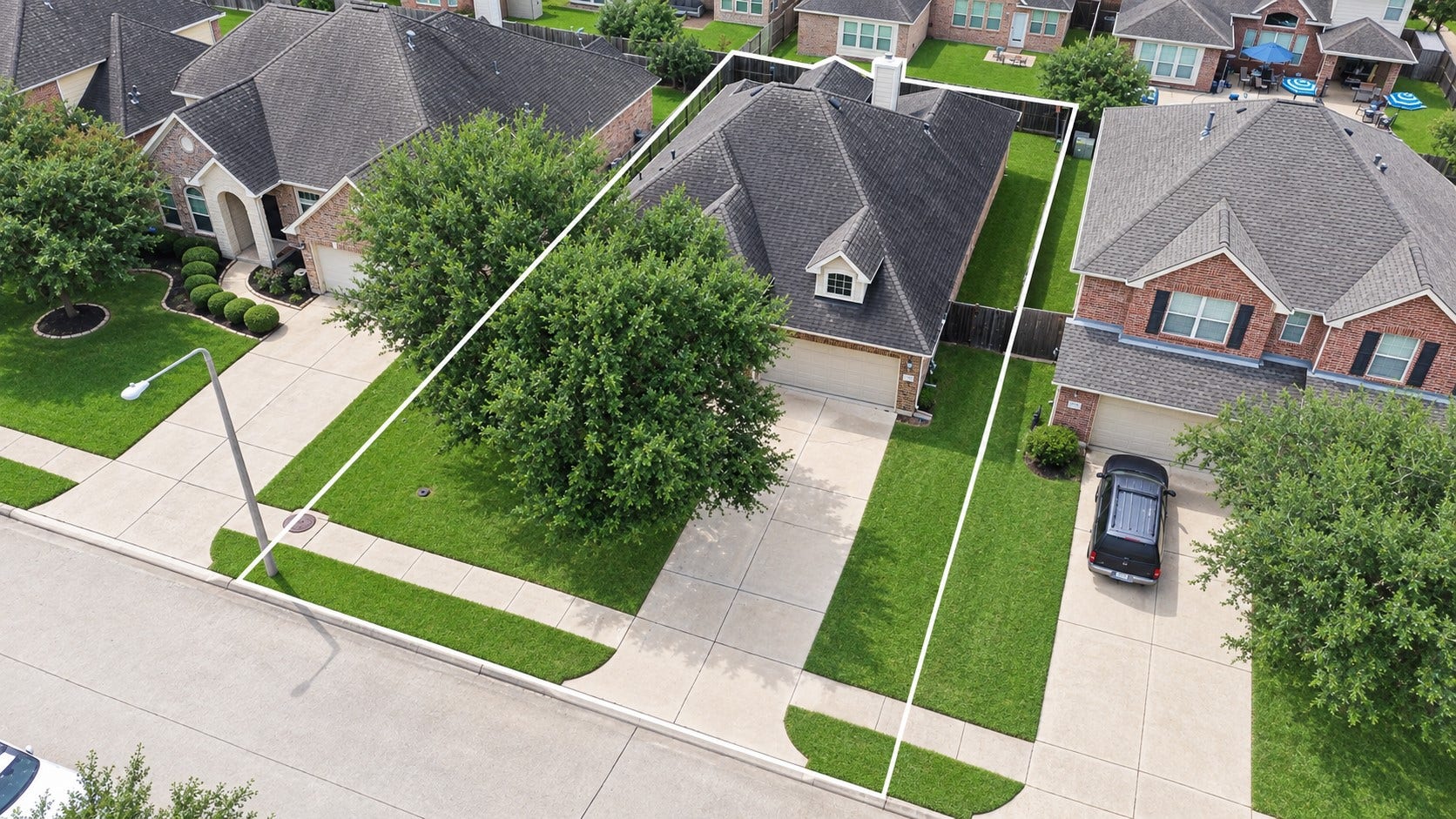 2203 Summit Pass Lane, League City, TX 77573 3-4 bedroom home with ample 3 car garage.