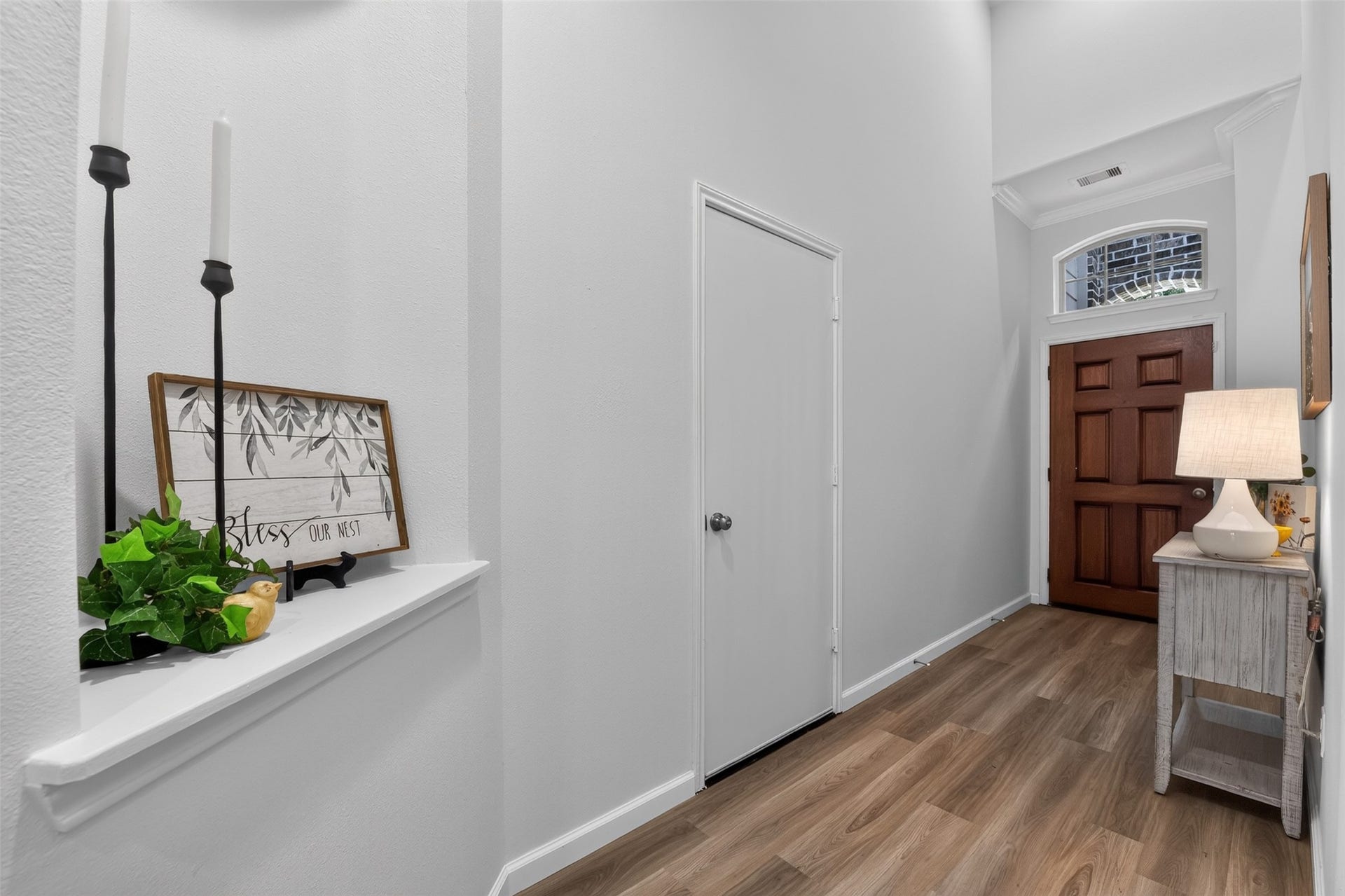 2203 Summit Pass Lane, League City, TX 77573 Step inside to find a fantastic floor plan with an art niche at the end of the entry. Recent interior paint throughout!