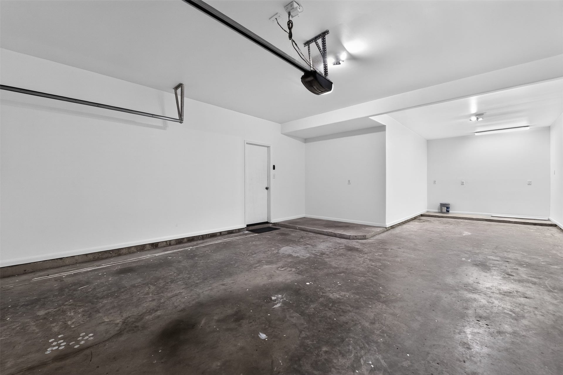 2203 Summit Pass Lane, League City, TX 77573 Spacious 3 car garage.