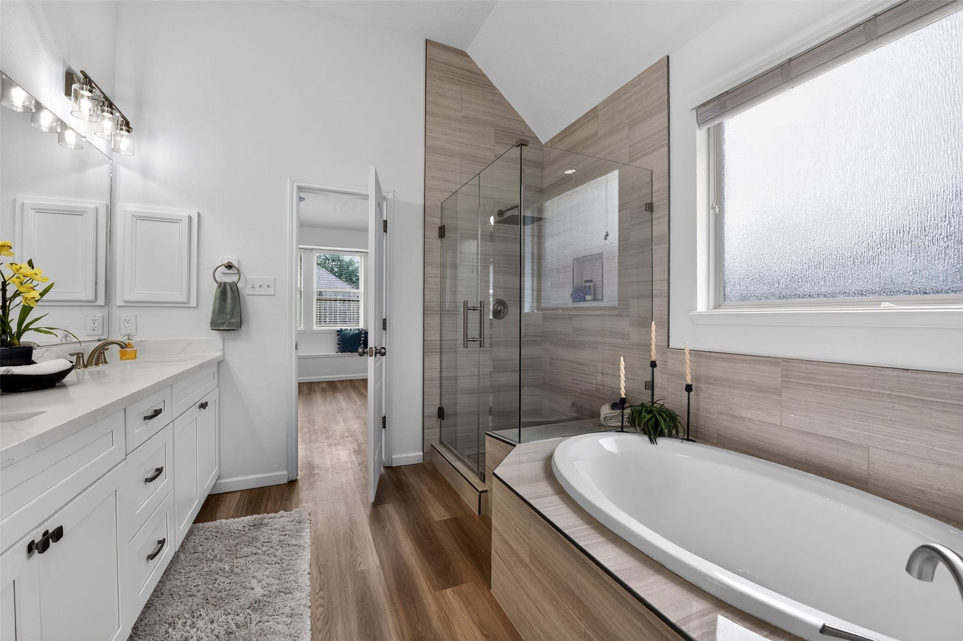 2203 Summit Pass Lane, League City, TX 77573 Enjoy the luxurious 'garden' soaking tub next to the spacious oversized new walk-in shower. Opaque privacy window allows plenty of natural light without sacrificing privacy.