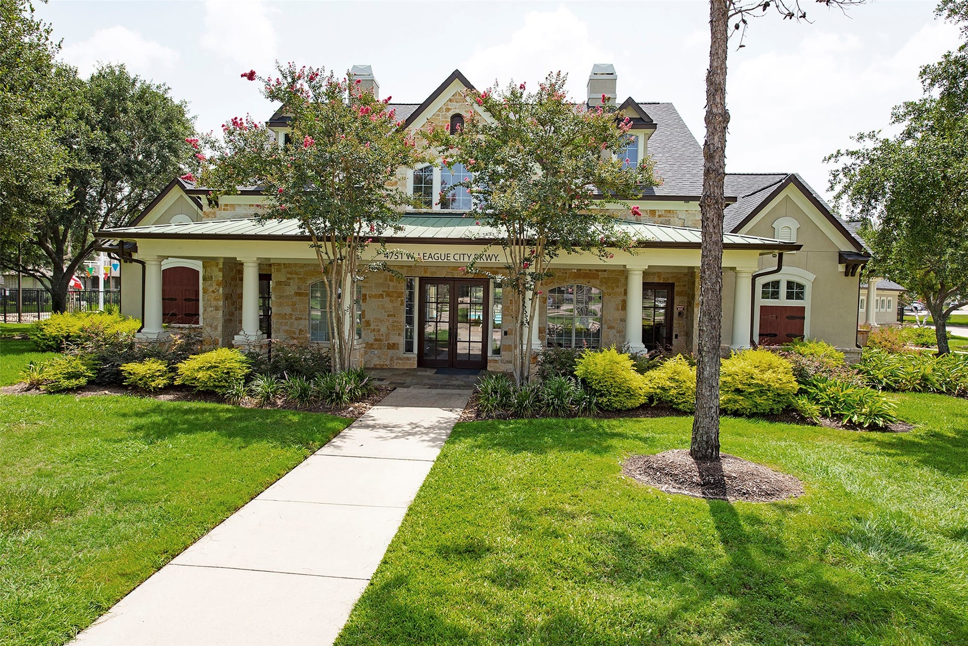 2203 Summit Pass Lane, League City, TX 77573 Magnolia Creek clubhouse for residents.