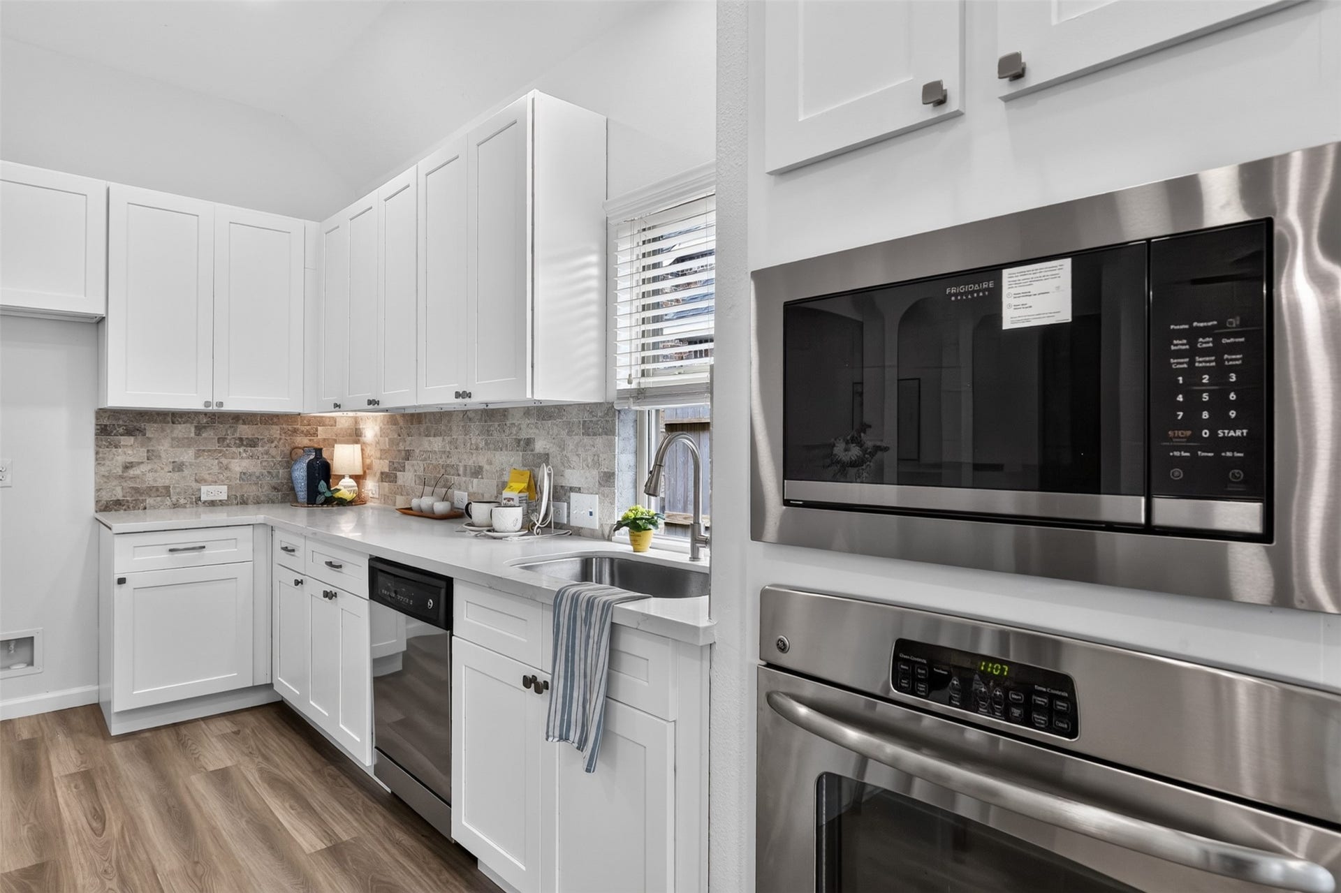 2203 Summit Pass Lane, League City, TX 77573 New/updated stainless steel appliances, plus an undermount stainless steel sink with new garbage disposal. All kitchen hardware is also new!