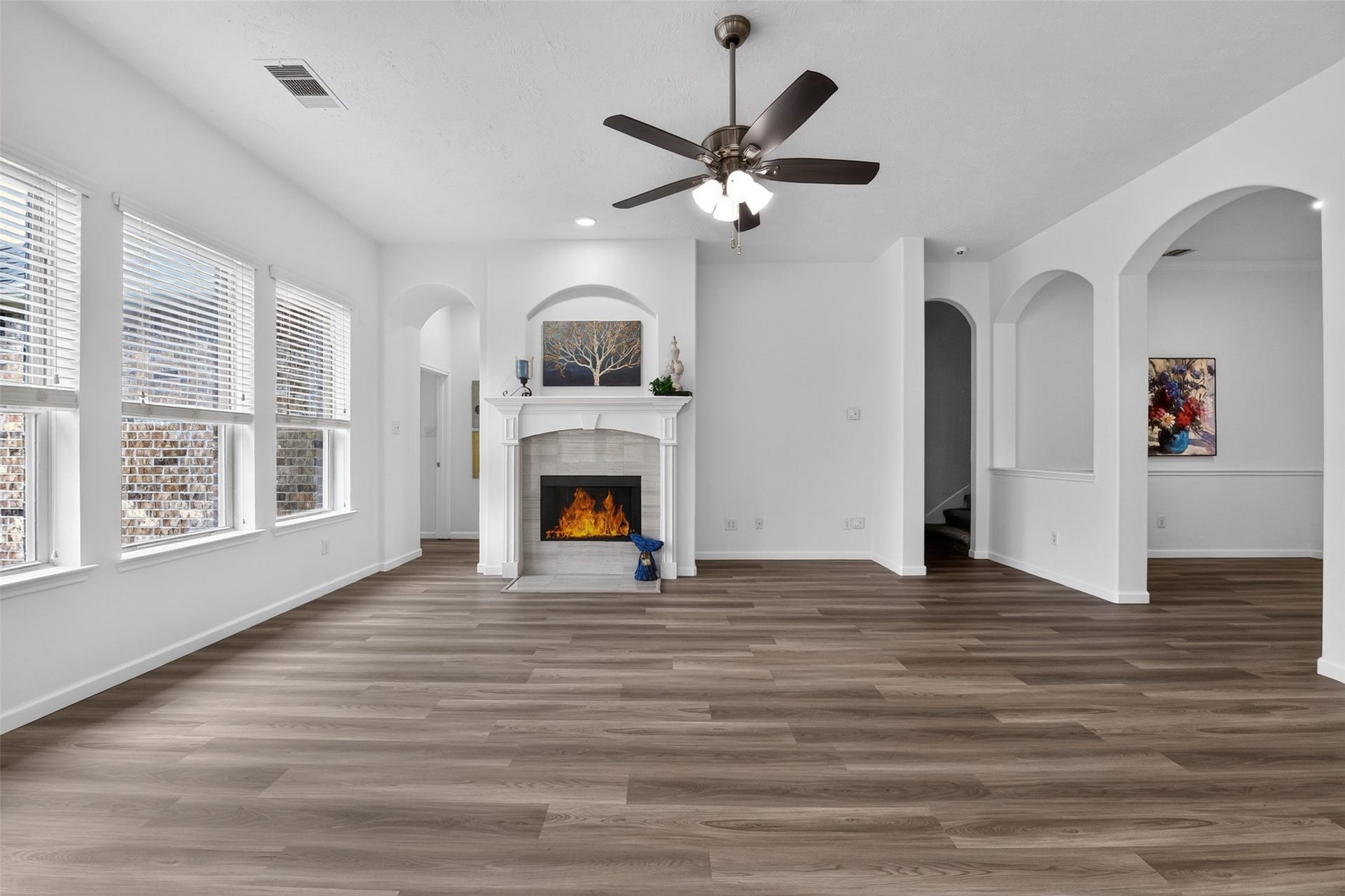2203 Summit Pass Lane, League City, TX 77573 Large open arches add nice architectural touches.