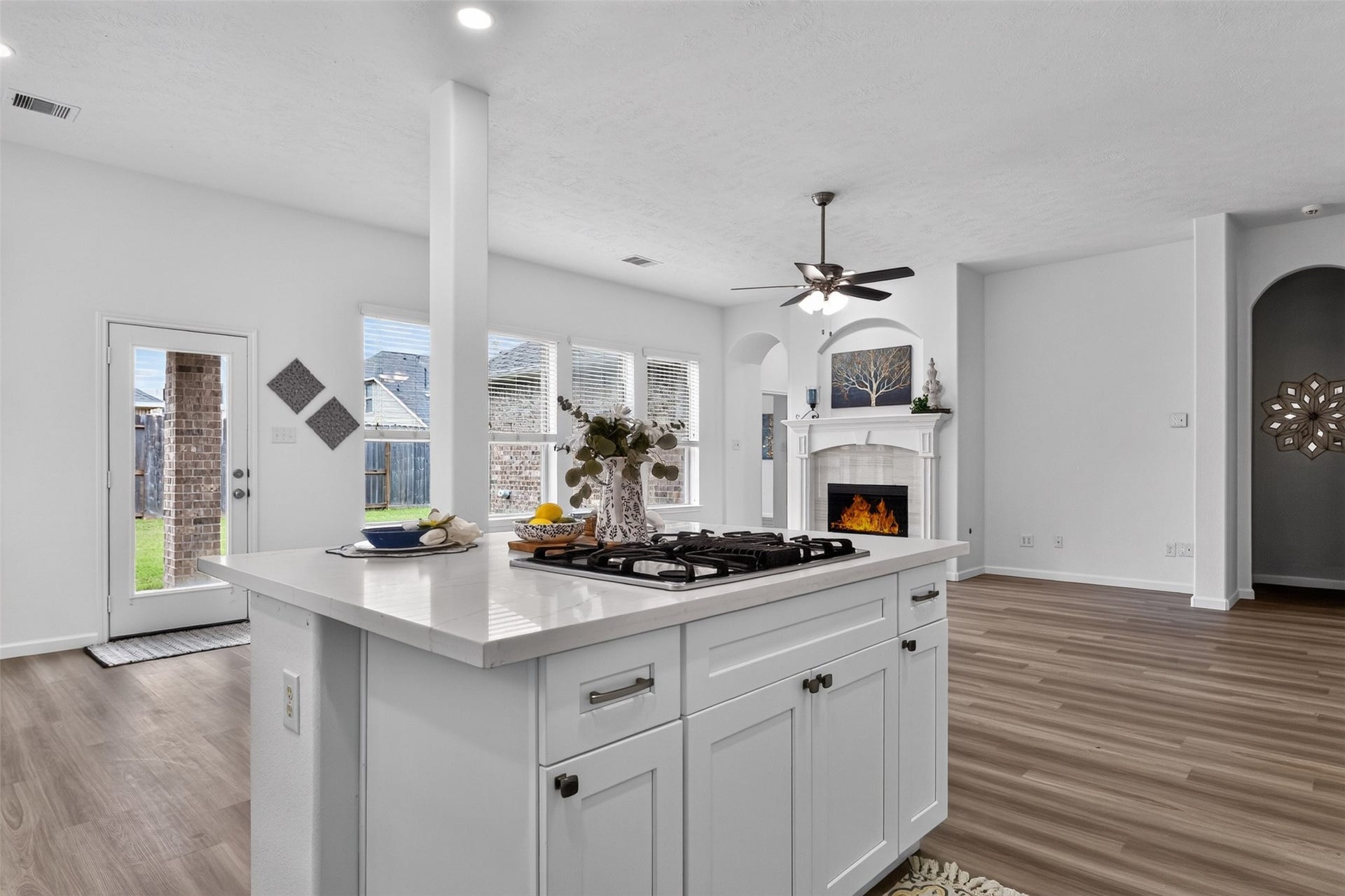 2203 Summit Pass Lane, League City, TX 77573 You will love the chef's island kitchen!